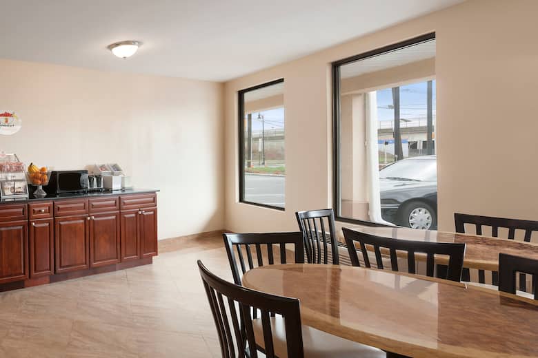 Super 8 Rahway/Newark restaurant in Rahway, New Jersey