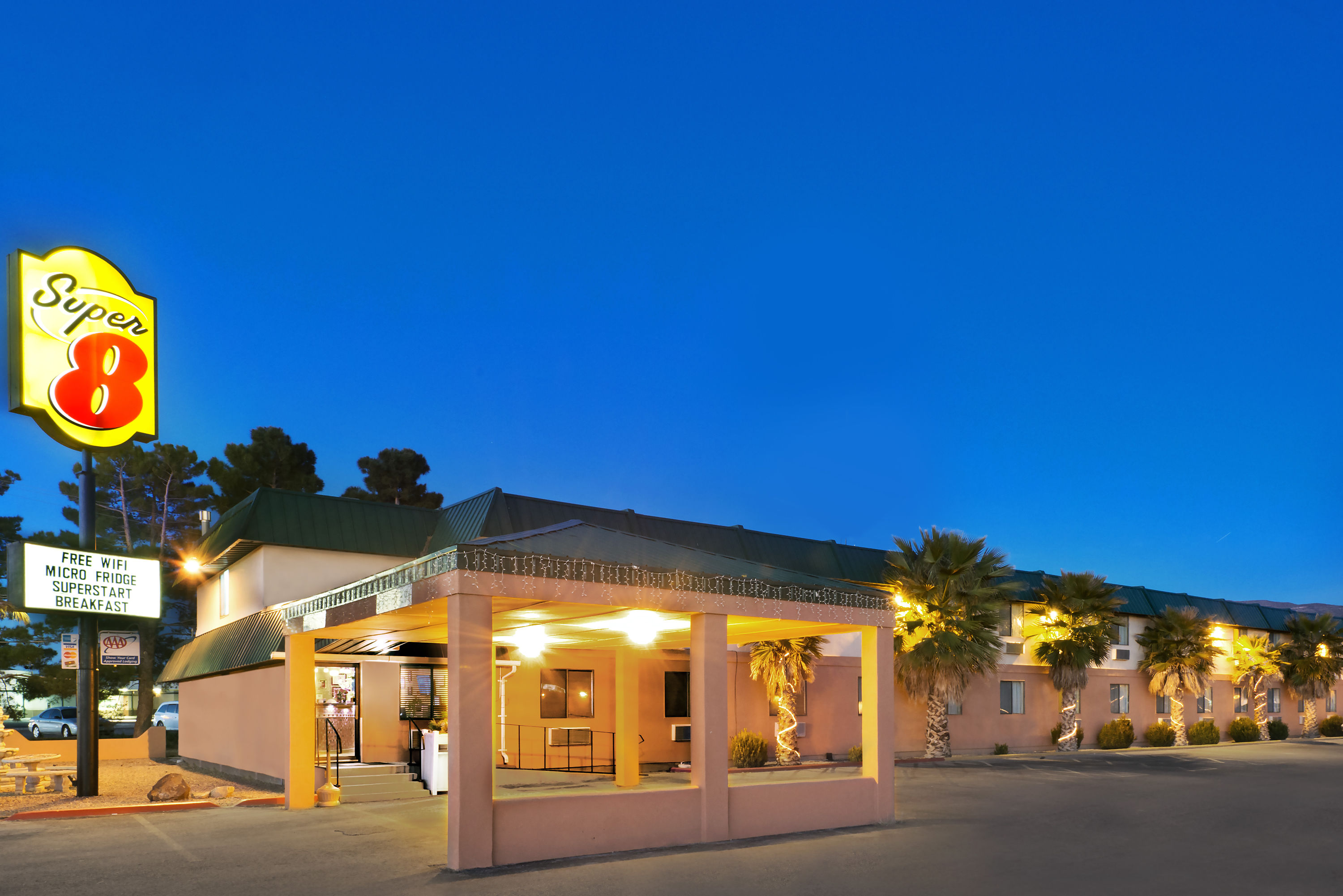 Exterior of Super 8 by Wyndham Alamogordo/White Sands hotel in Alamogordo, New Mexico