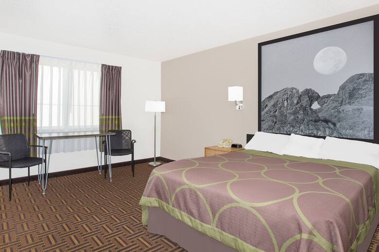 Guest room at the Super 8 Bloomfield in Bloomfield, New Mexico