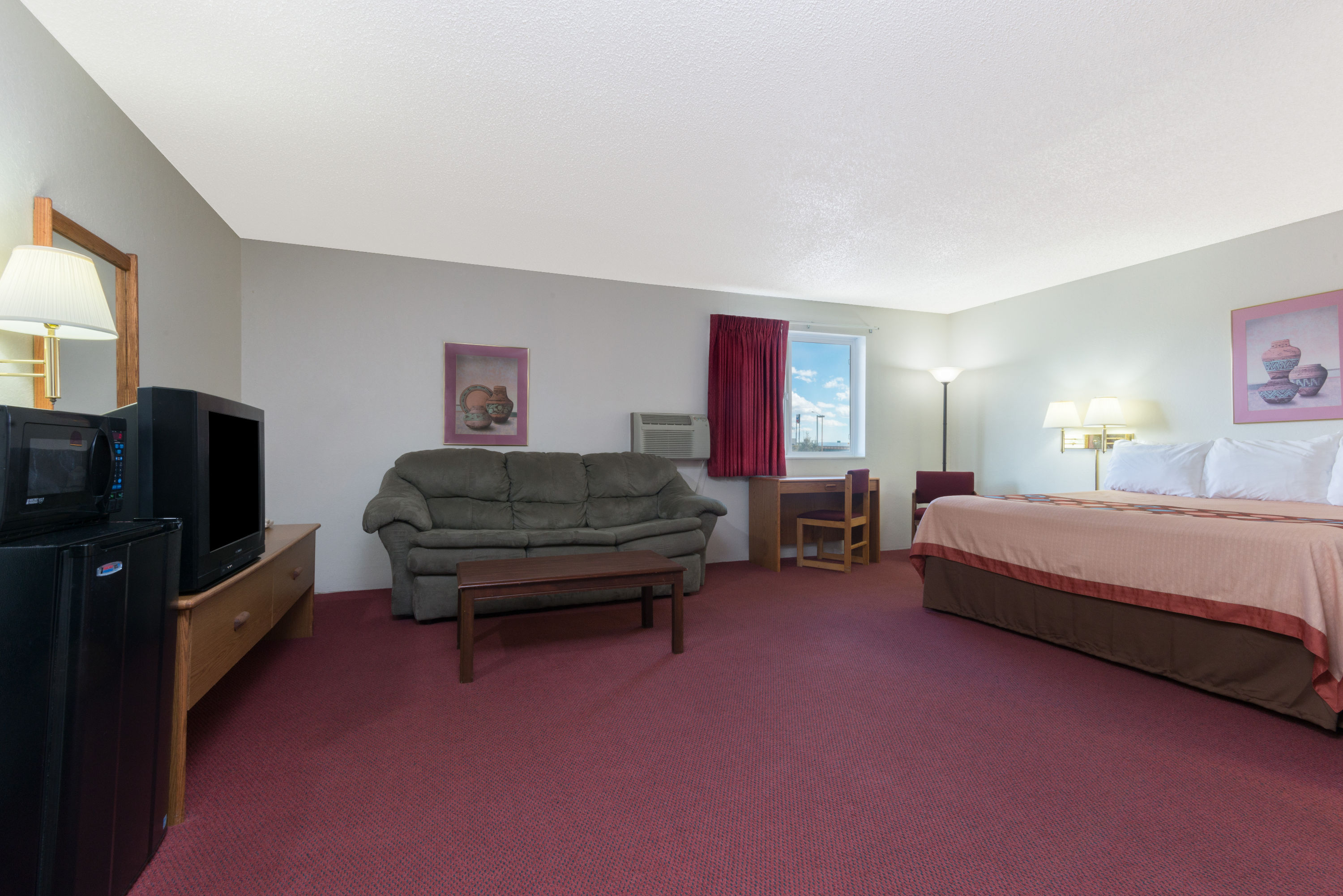 Super 8 by Wyndham Raton suite in Raton, New Mexico