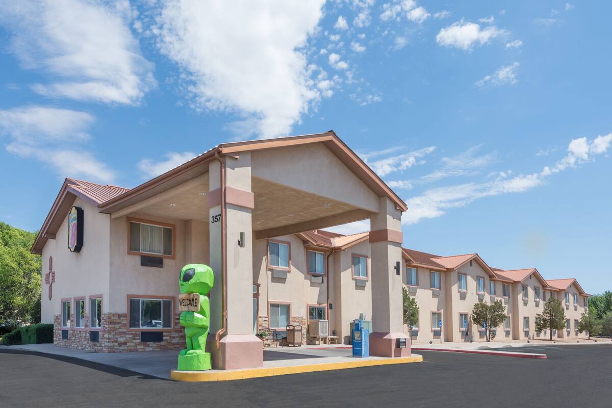 Super 8 By Wyndham Roswell Hotels Nm 88201 9771 Super 8 By Wyndham Roswell