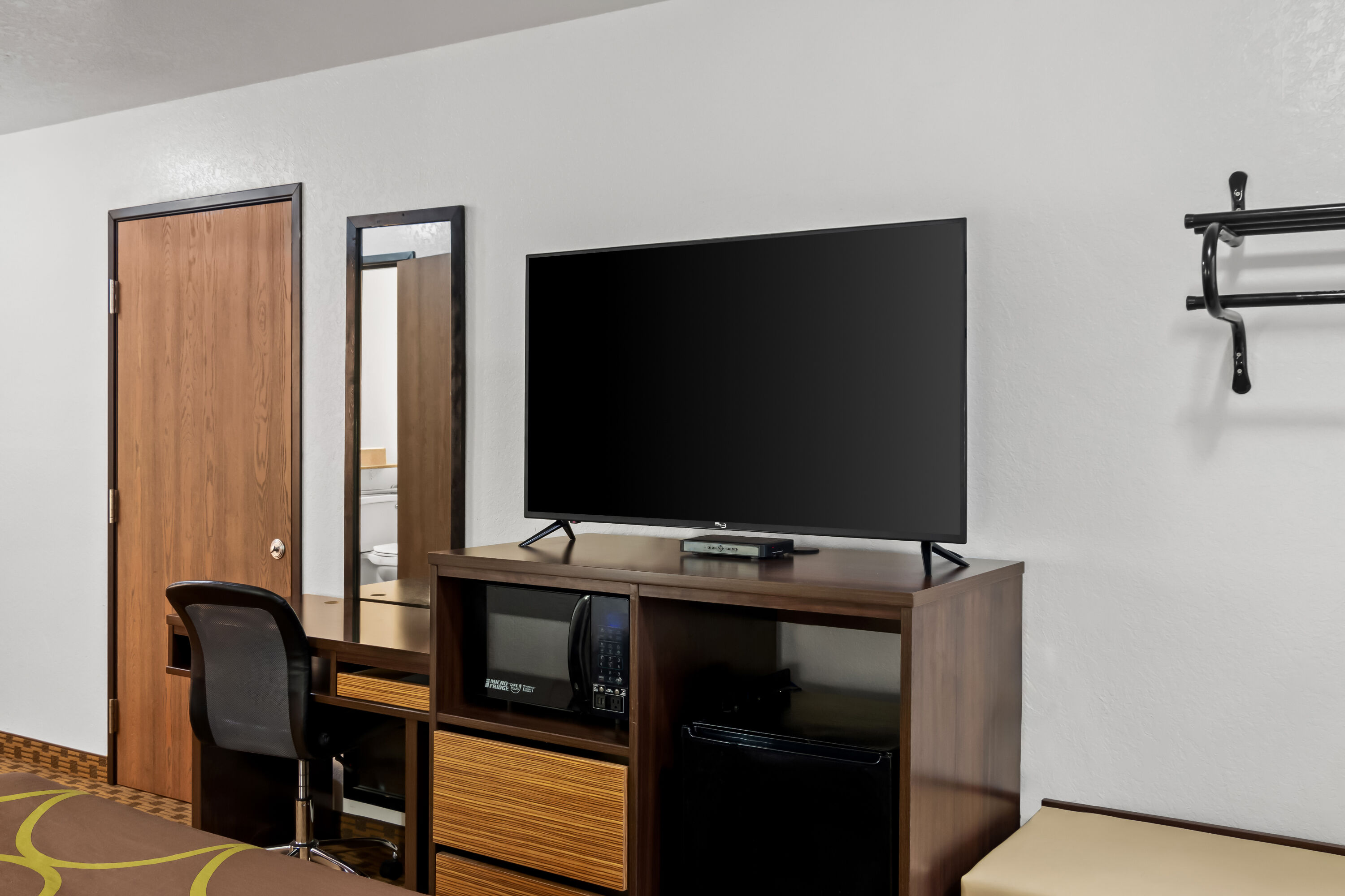 Queen bed guest room at the Super 8 by Wyndham Santa Rosa in Santa Rosa, New Mexico