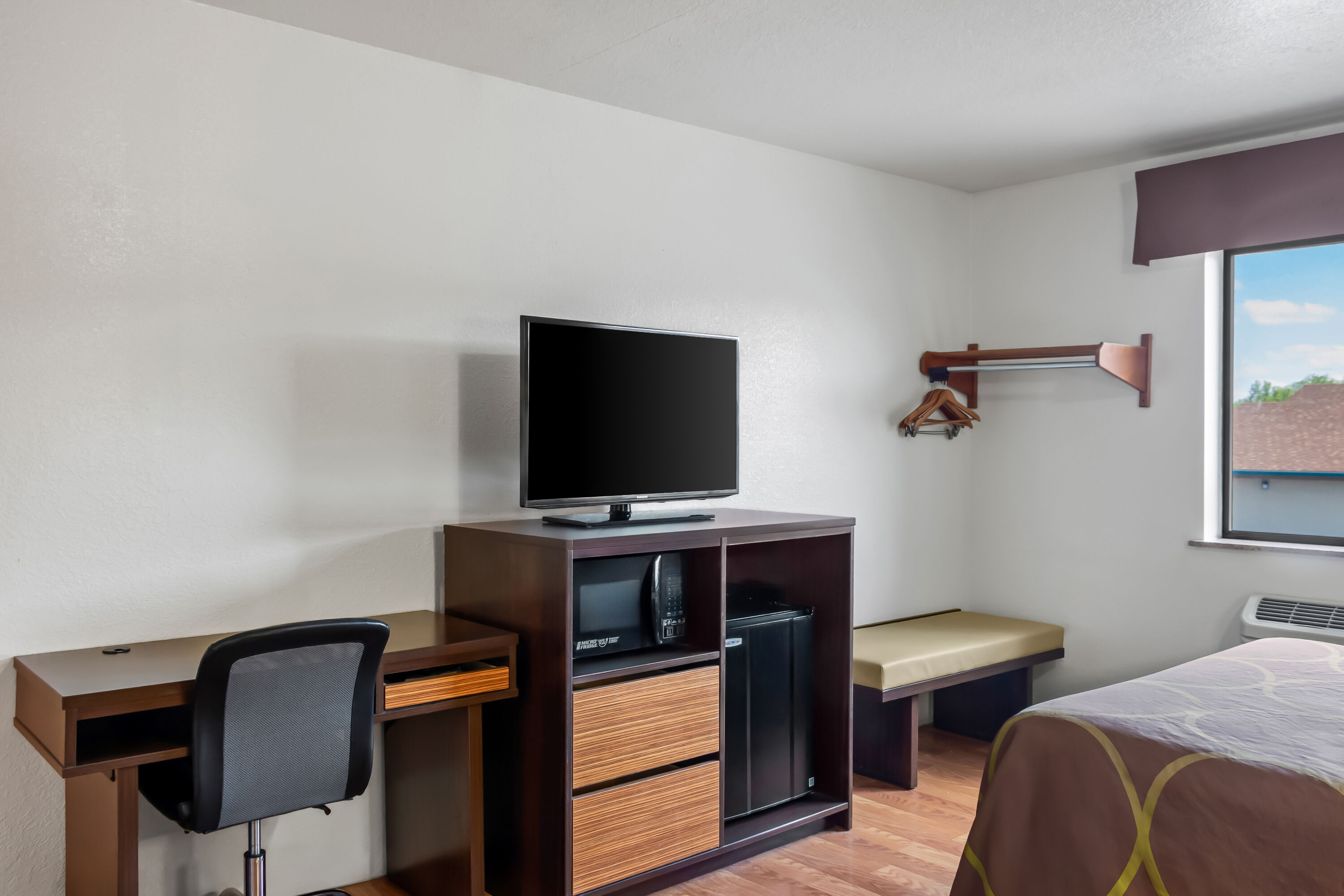 Queen bed guest room at the Super 8 by Wyndham Santa Rosa in Santa Rosa, New Mexico