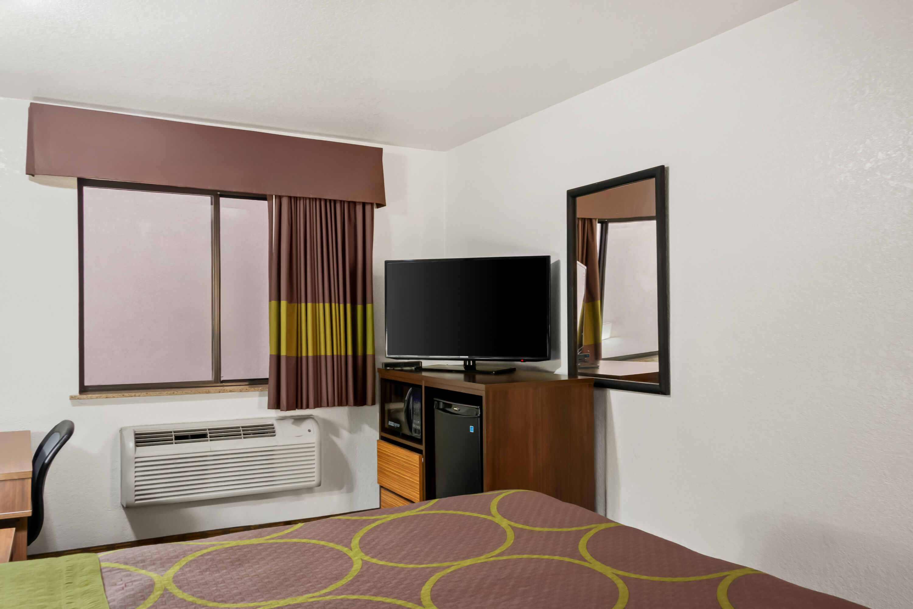 Queen bed guest room at the Super 8 by Wyndham Santa Rosa in Santa Rosa, New Mexico