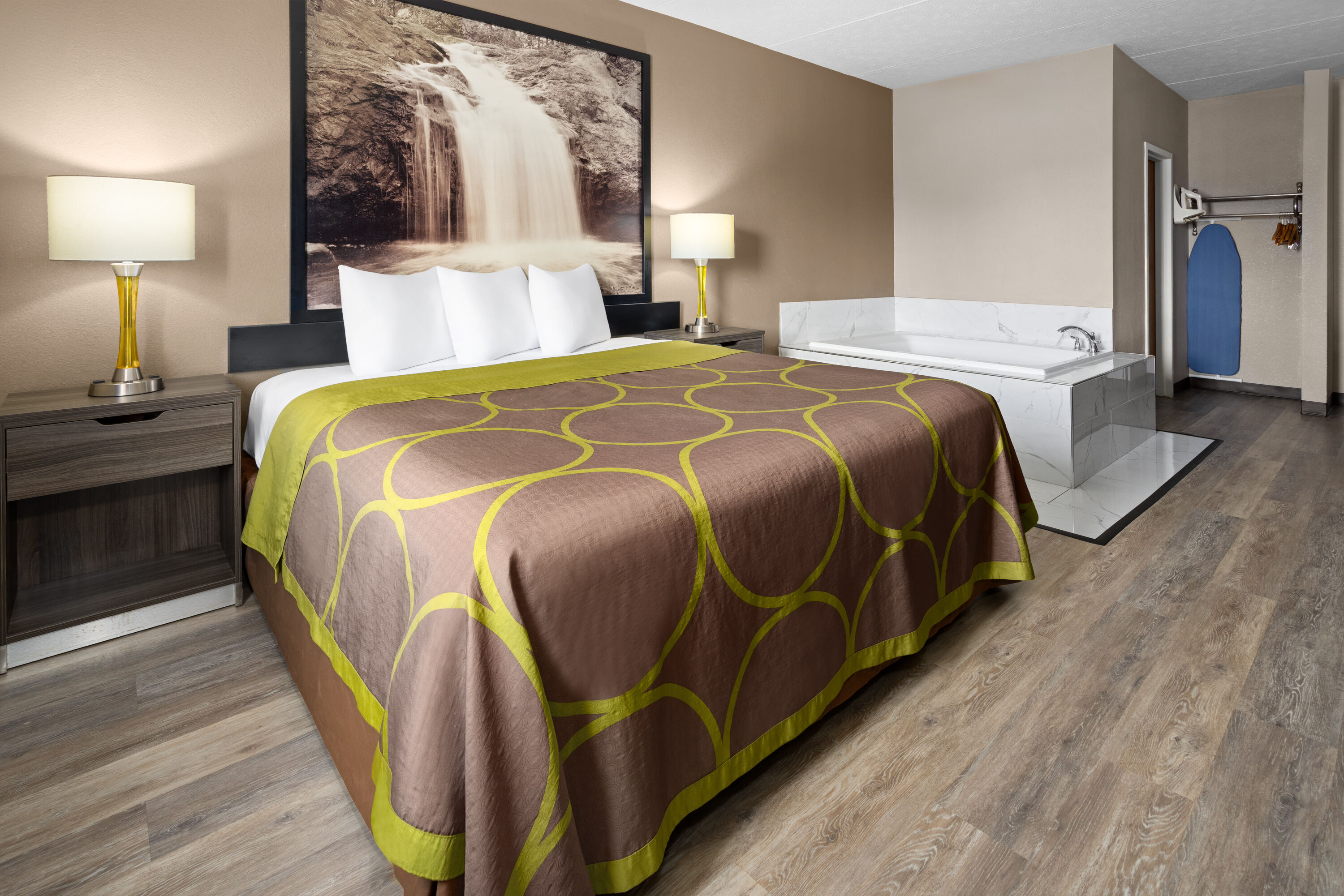 Super 8 by Wyndham Henrietta/Rochester Area hot tub suite in Henrietta, New York