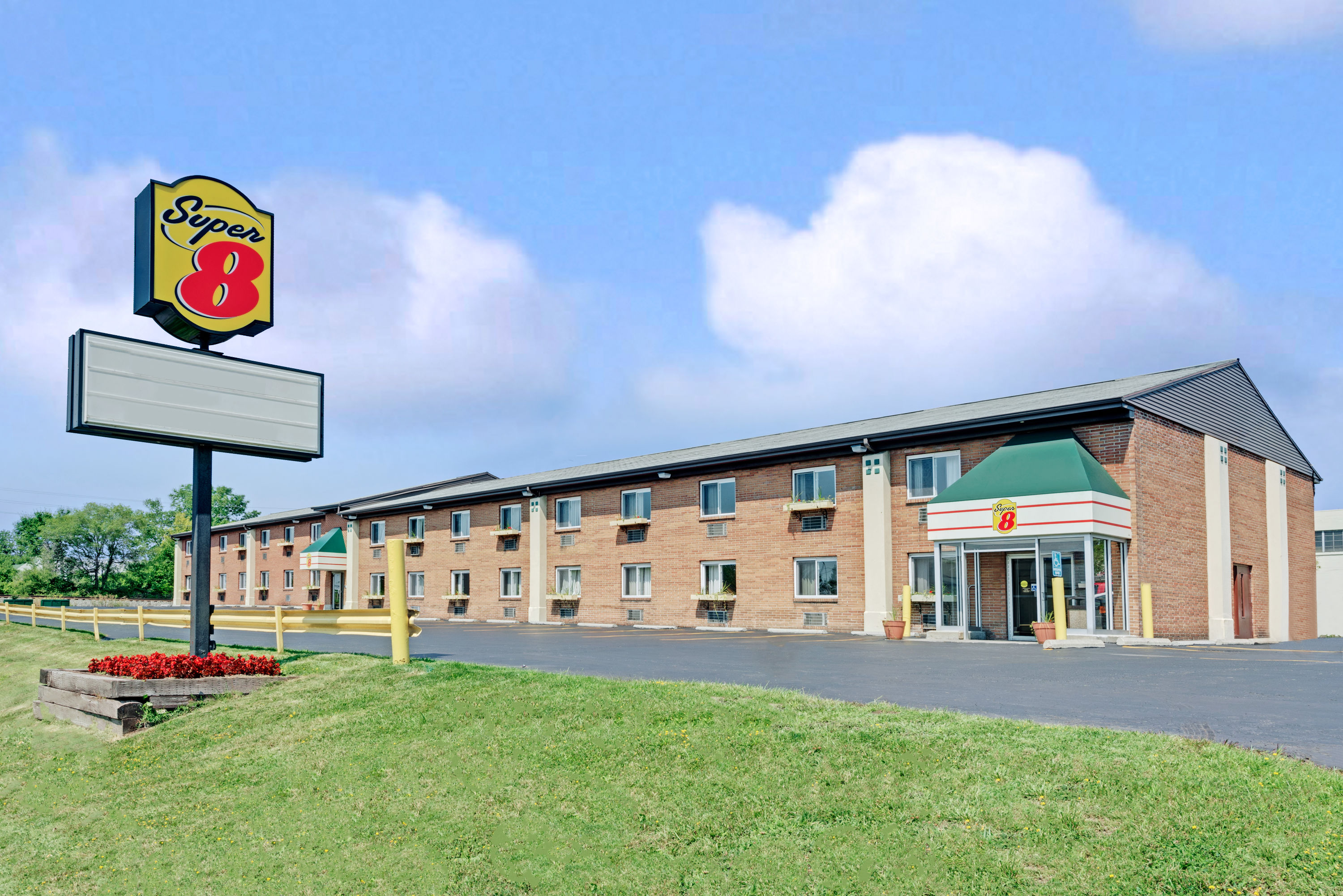 Exterior of Super 8 by Wyndham Kenmore/Buffalo/Niagara Falls Area hotel in Kenmore, New York