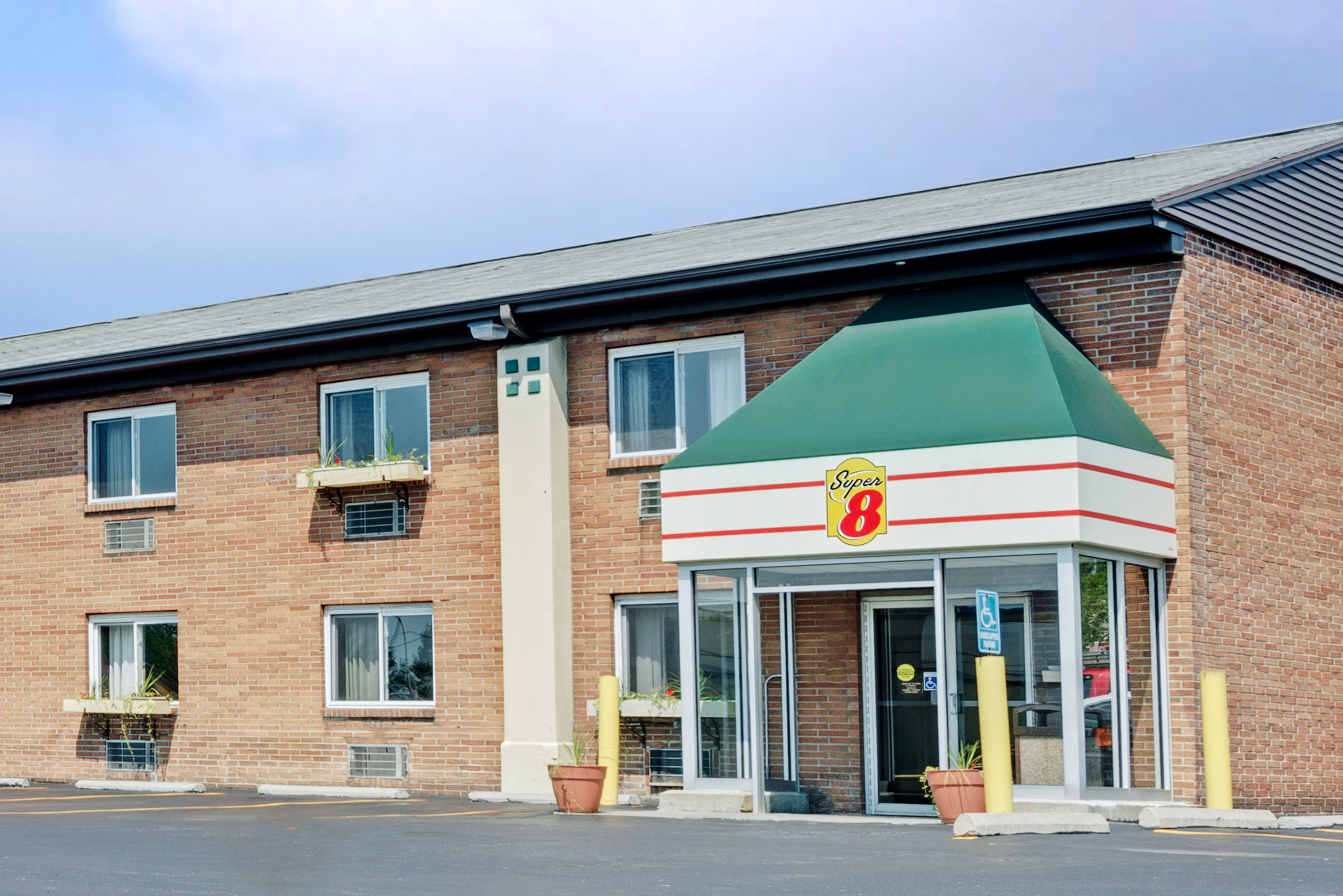 Exterior of Super 8 by Wyndham Kenmore/Buffalo/Niagara Falls Area hotel in Kenmore, New York