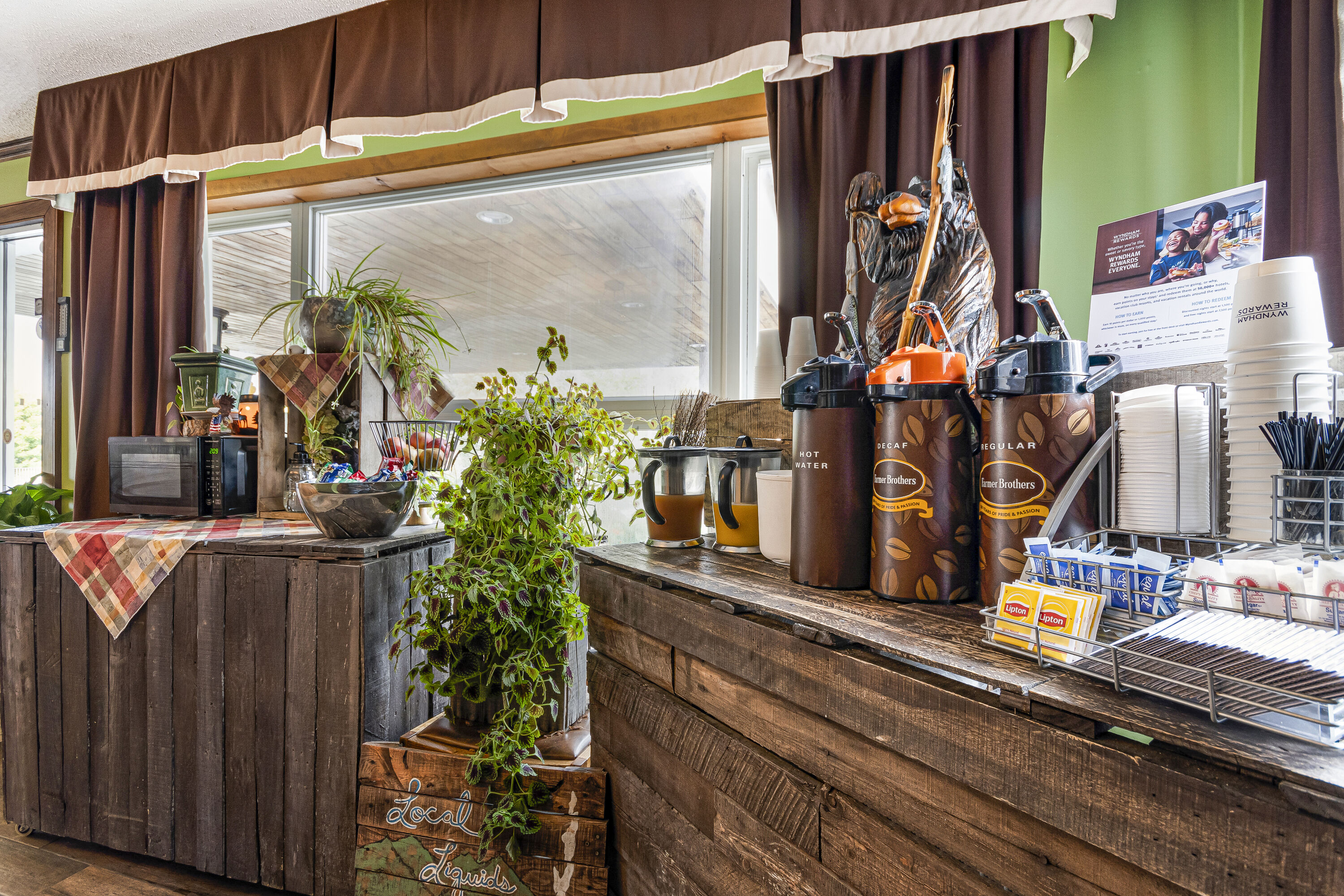 Super 8 by Wyndham Lake George/Downtown restaurant breakfast area close up in Lake George, New York