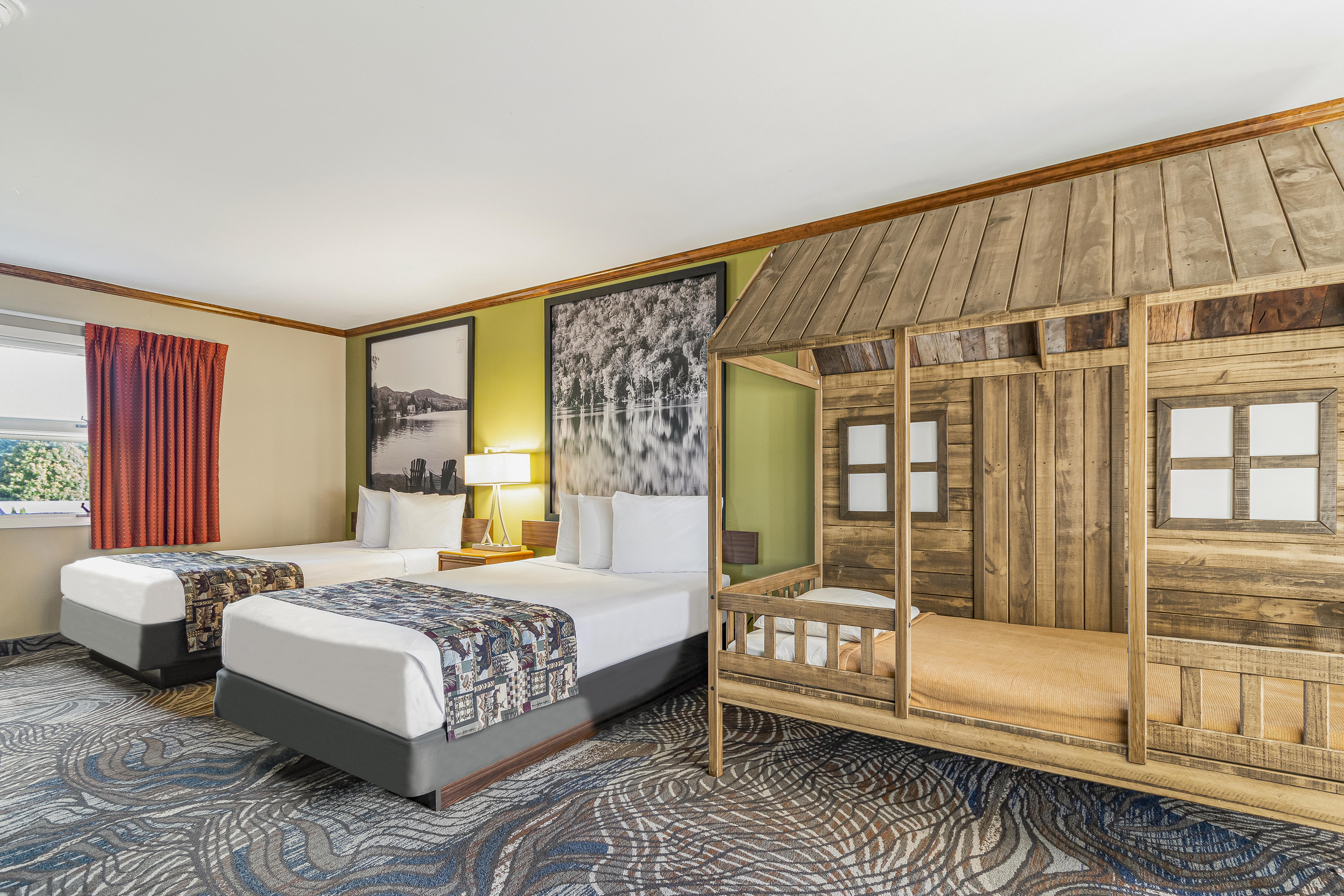 Super 8 by Wyndham Lake George/Downtown suite in Lake George, New York