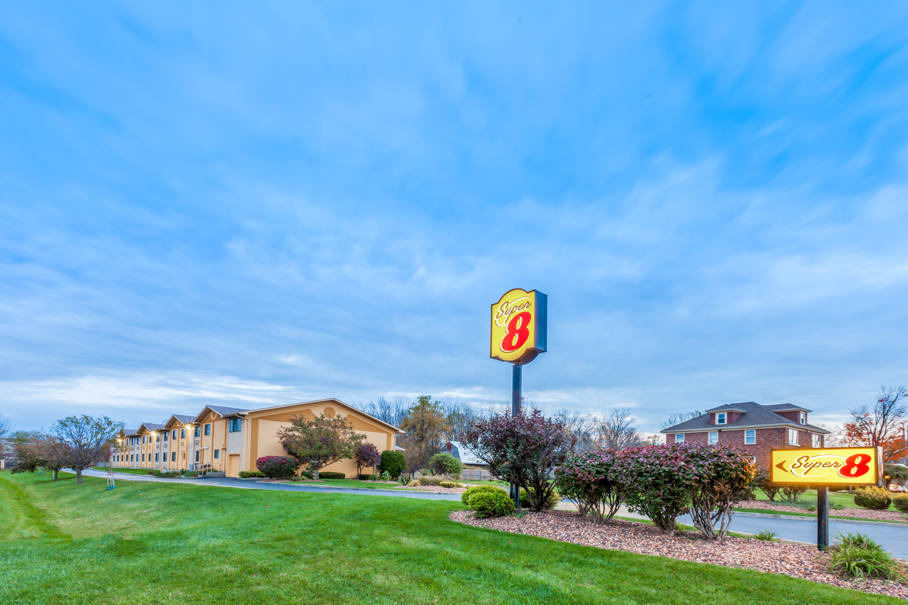 Exterior of Super 8 by Wyndham Liverpool/Clay/Syracuse Area hotel in Liverpool, New York