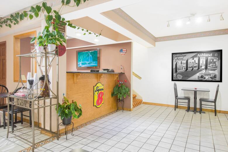 Super 8 Ashland hotel lobby in Ashland, Ohio