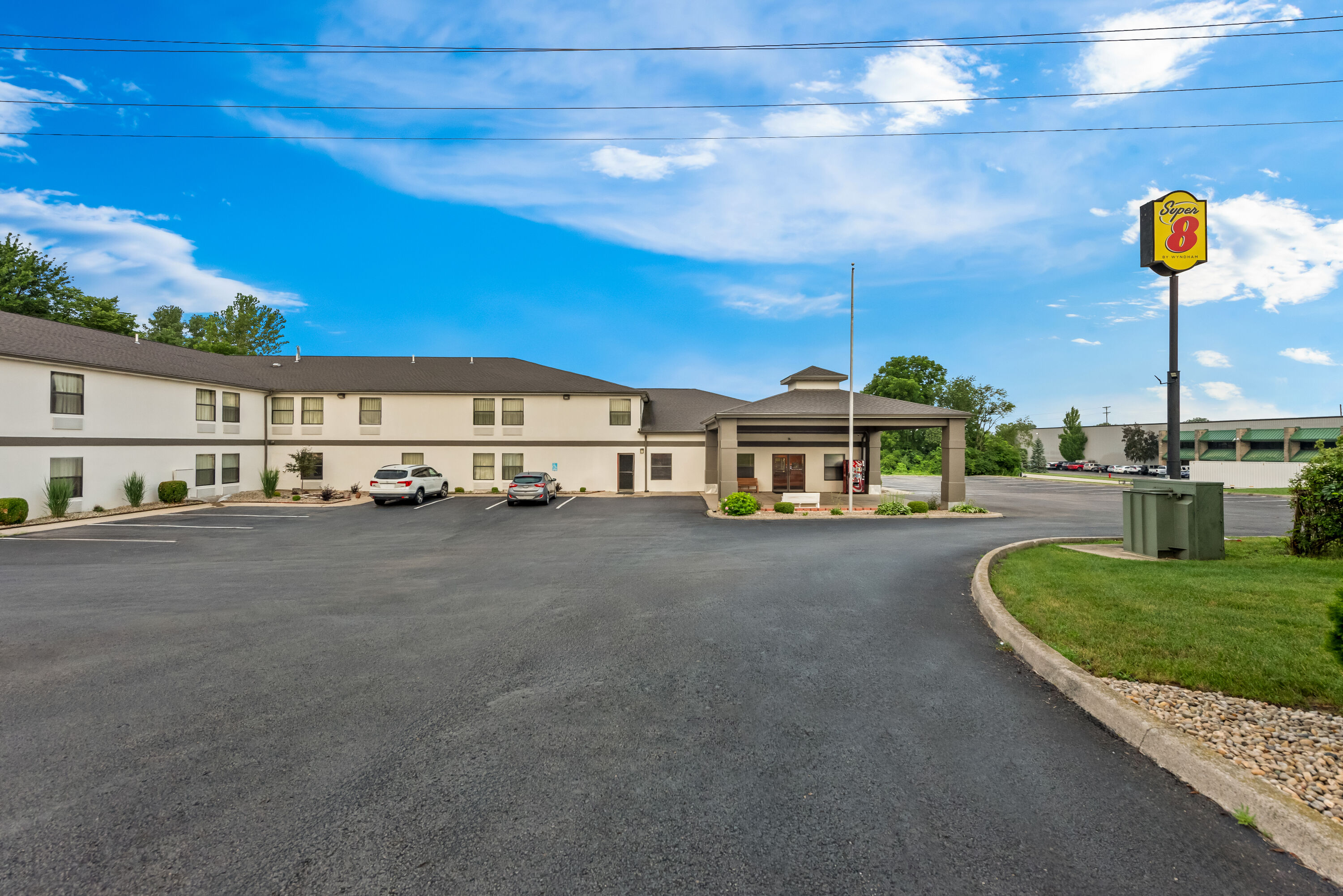 Exterior Day Image of Super 8 by Wyndham Bellefontaine hotel in Bellefontaine, Ohio