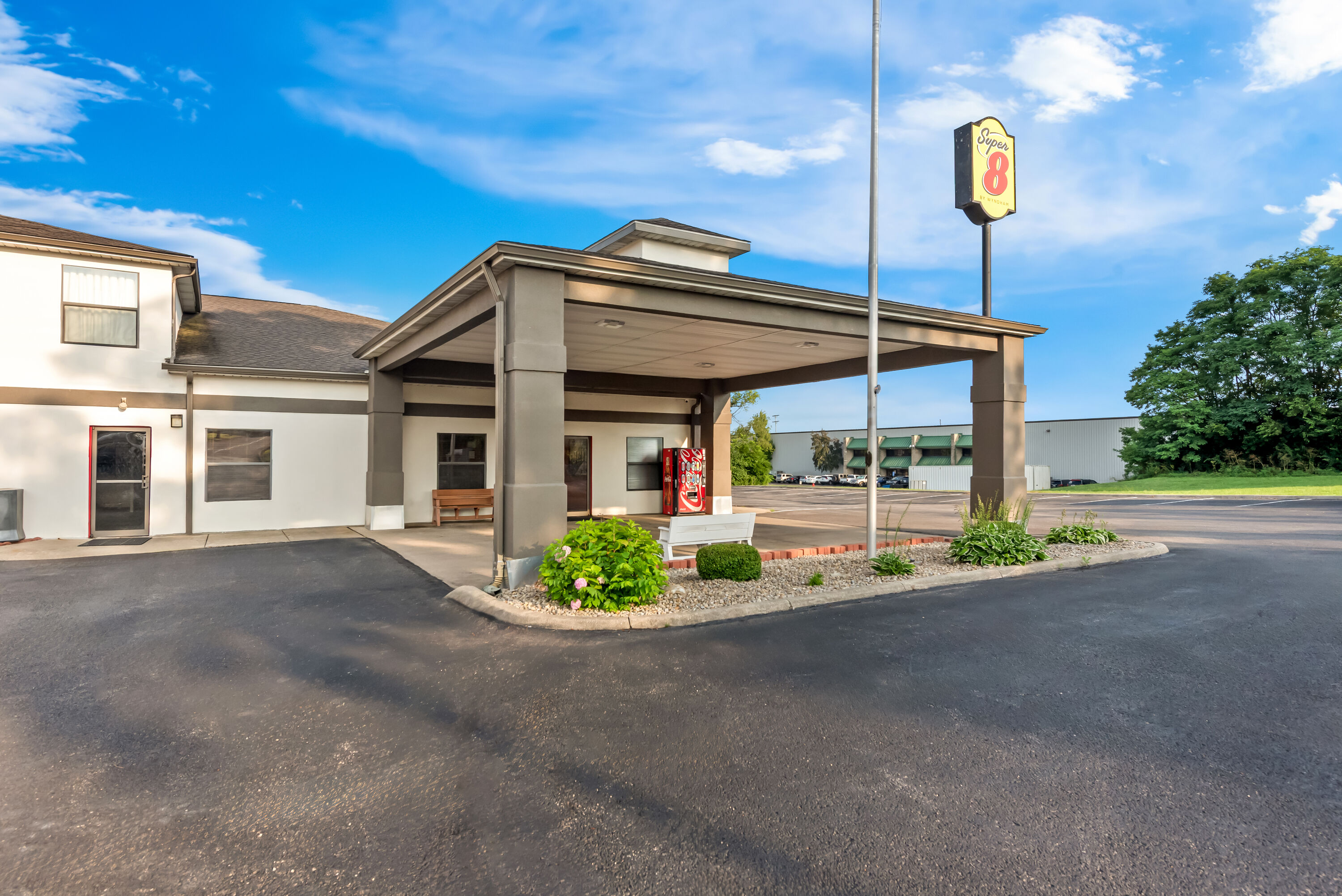 Exterior Day Image of Super 8 by Wyndham Bellefontaine hotel in Bellefontaine, Ohio