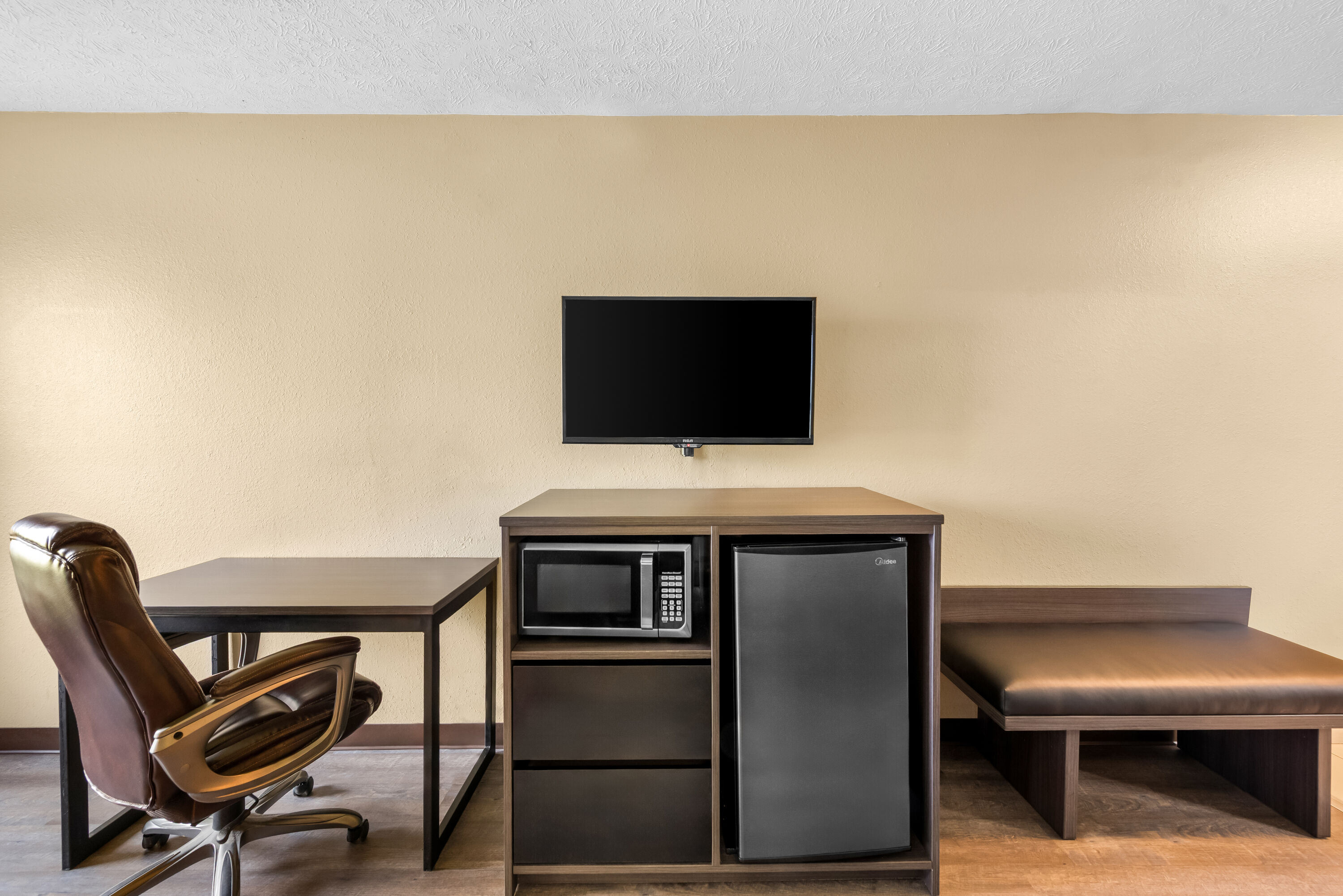 Double bed guest room at the Super 8 by Wyndham Bellefontaine in Bellefontaine, Ohio