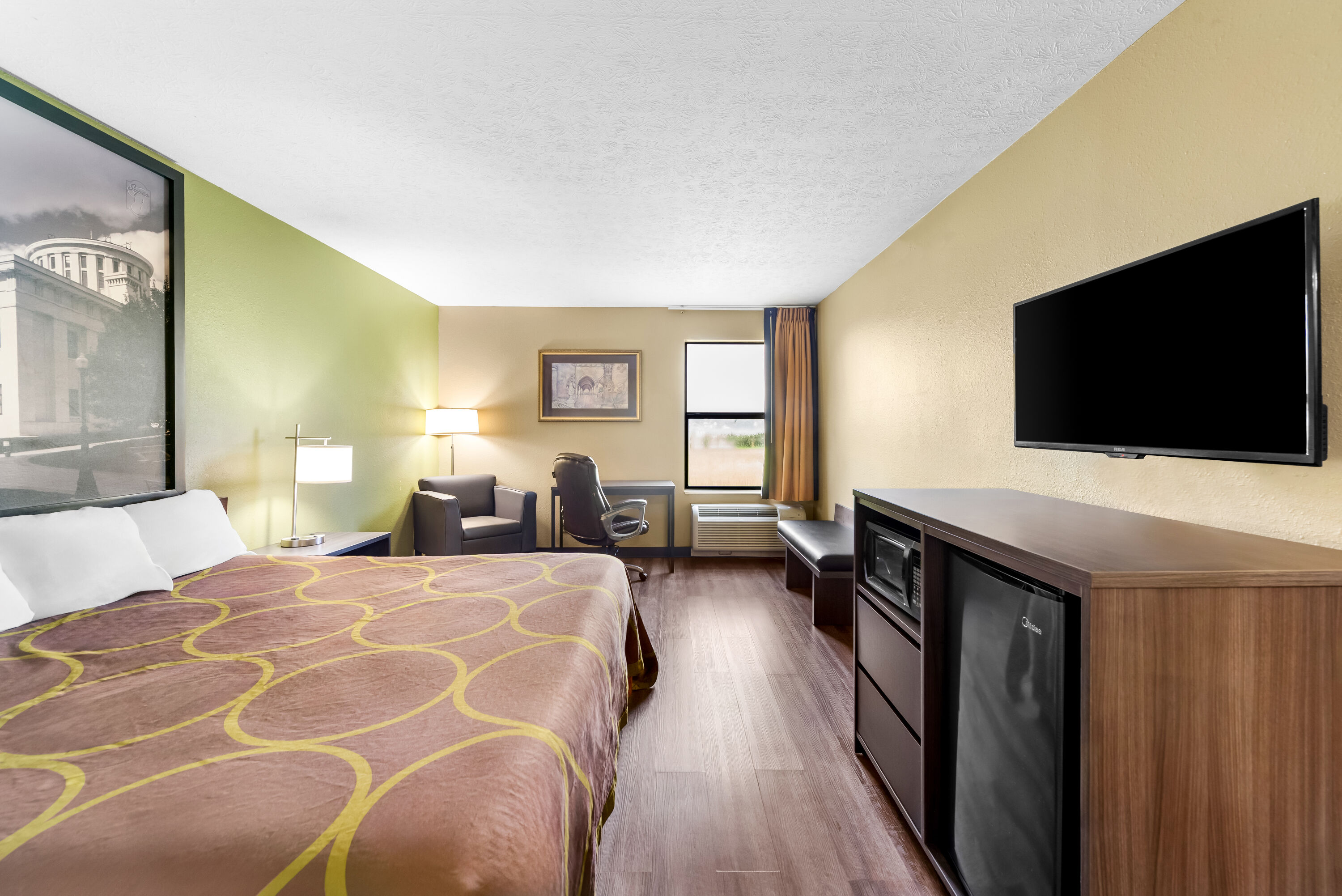 King bed guest room at the Super 8 by Wyndham Bellefontaine in Bellefontaine, Ohio