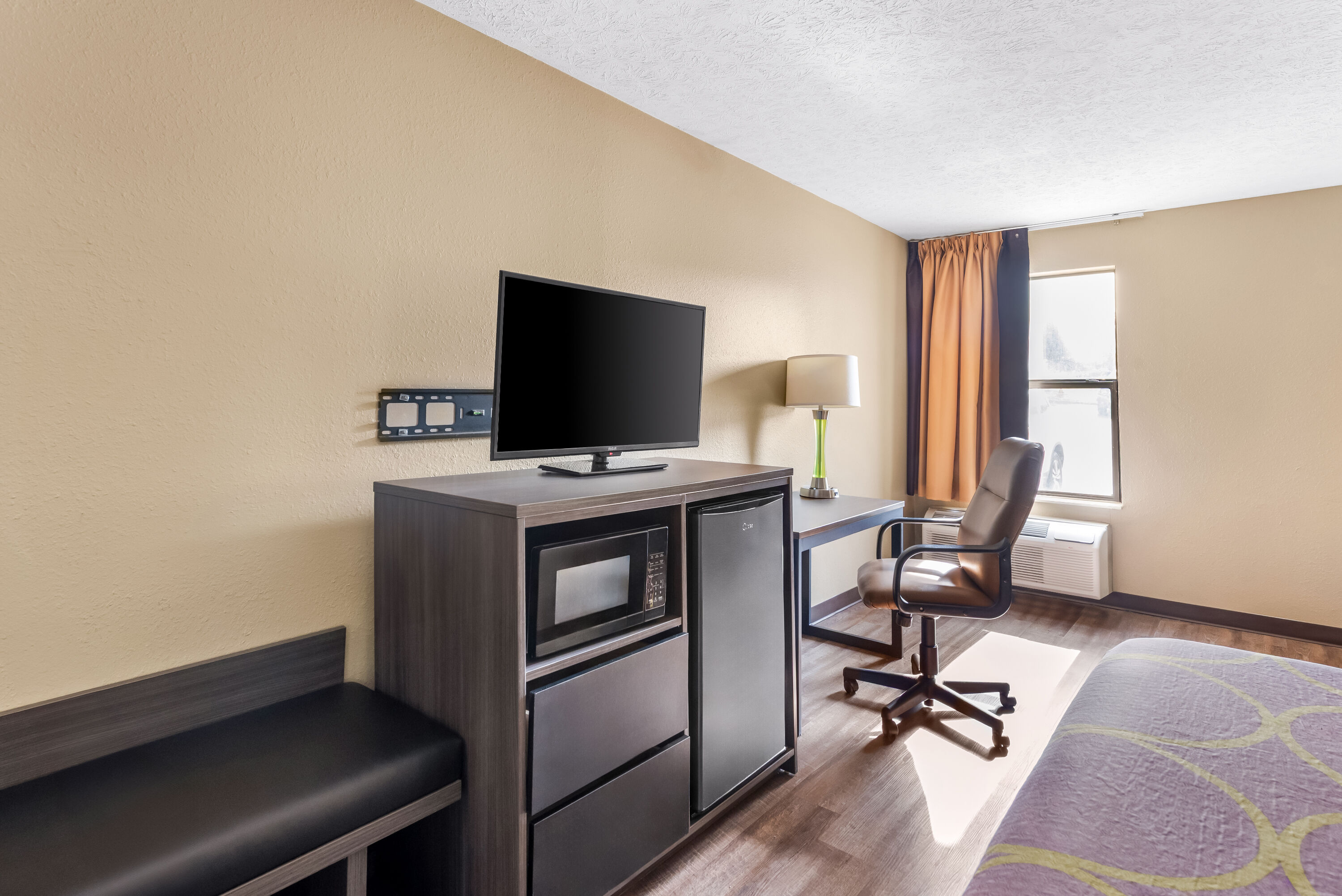 King bed guest room at the Super 8 by Wyndham Bellefontaine in Bellefontaine, Ohio