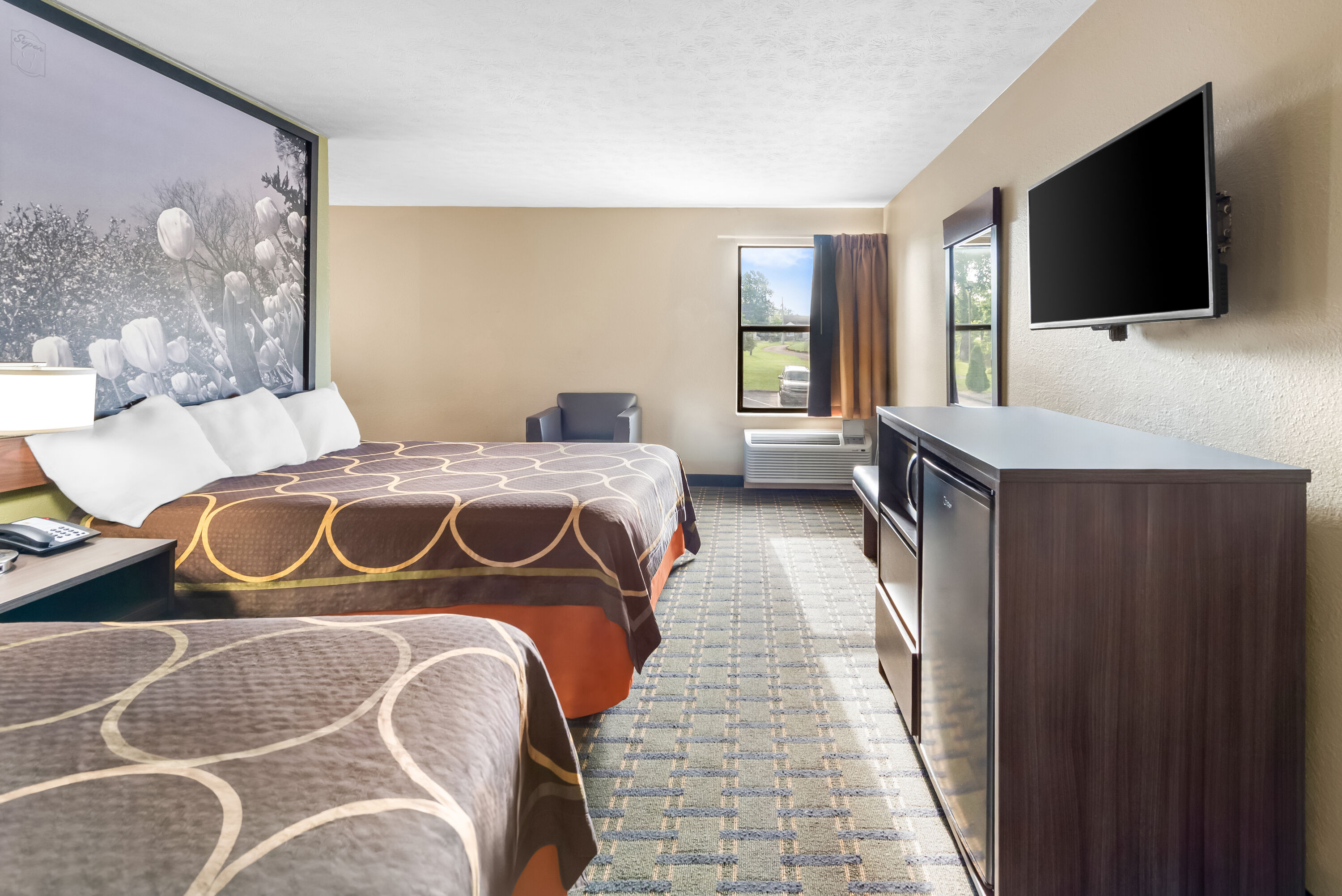 Super 8 by Wyndham Bellefontaine suite in Bellefontaine, Ohio