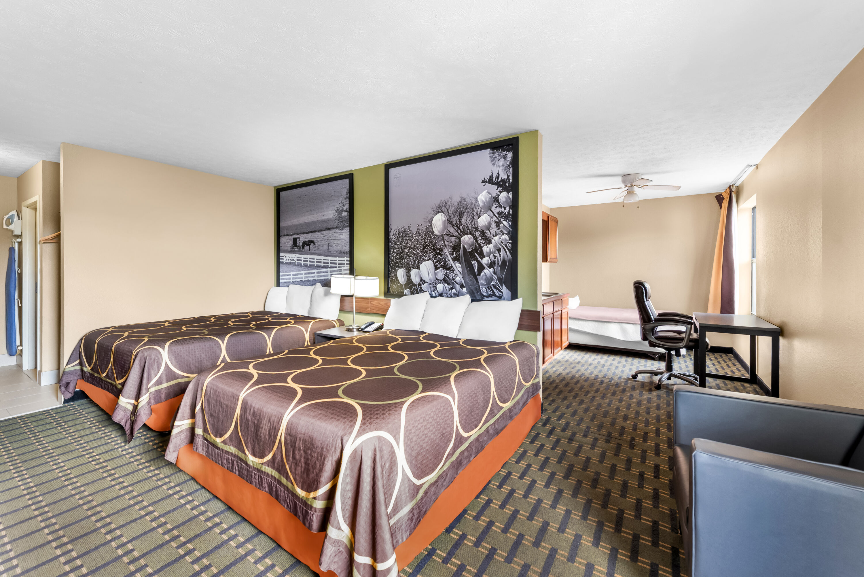 Super 8 by Wyndham Bellefontaine suite in Bellefontaine, Ohio