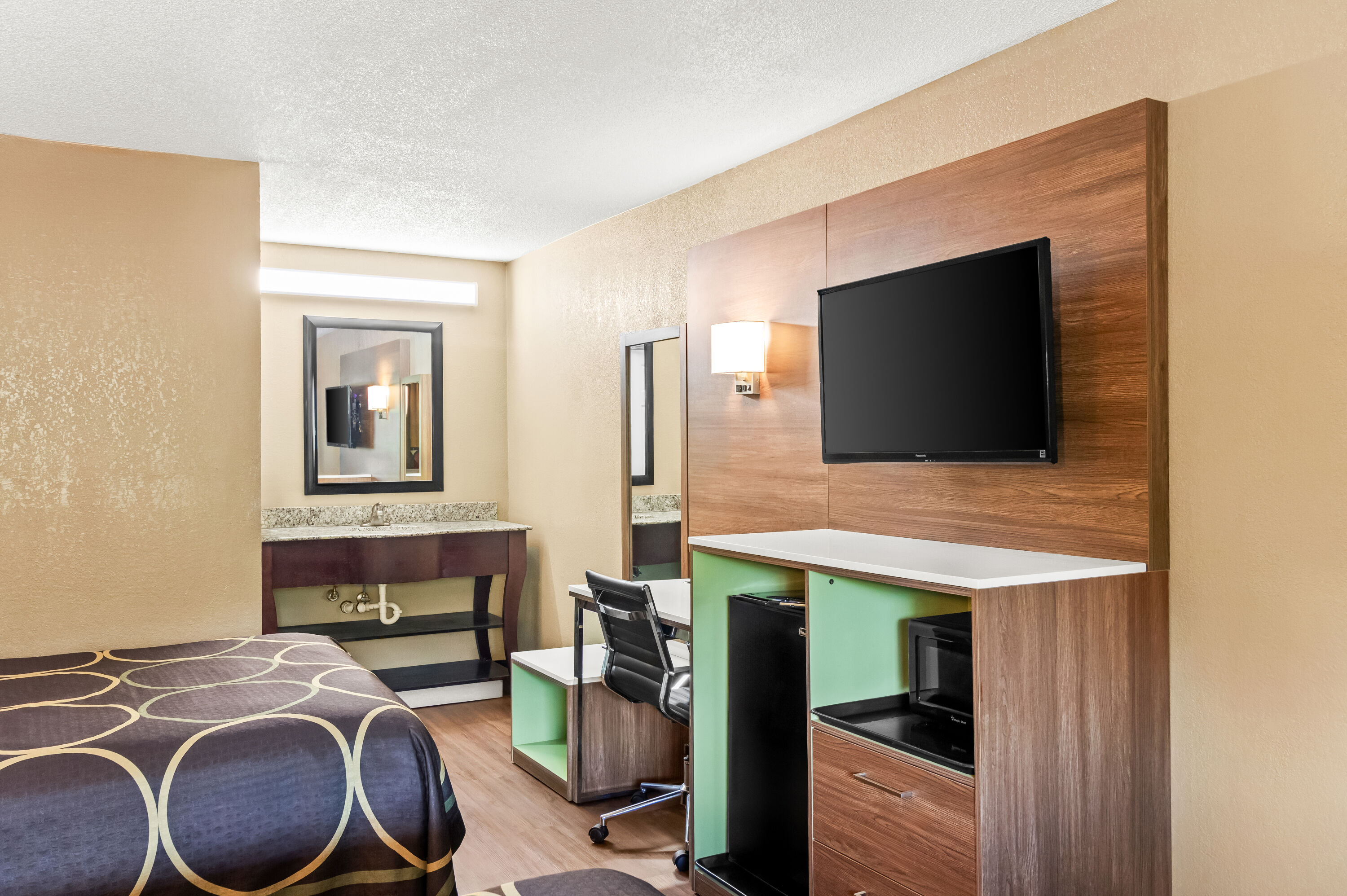 Double bed guest room at the Super 8 by Wyndham Cincinnati/Springdale OH in Cincinnati, Ohio