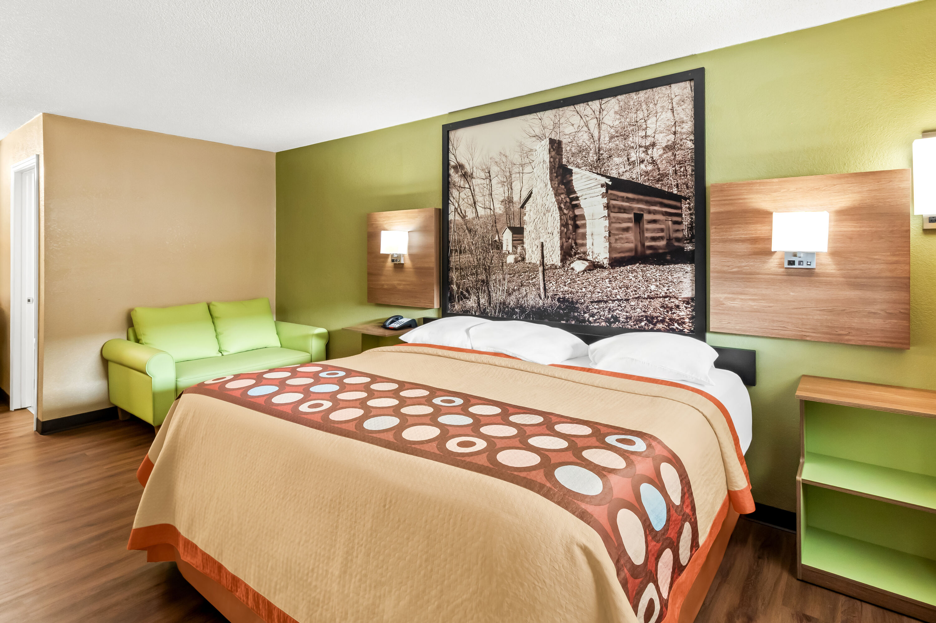 King bed guest room at the Super 8 by Wyndham Cincinnati/Springdale OH in Cincinnati, Ohio