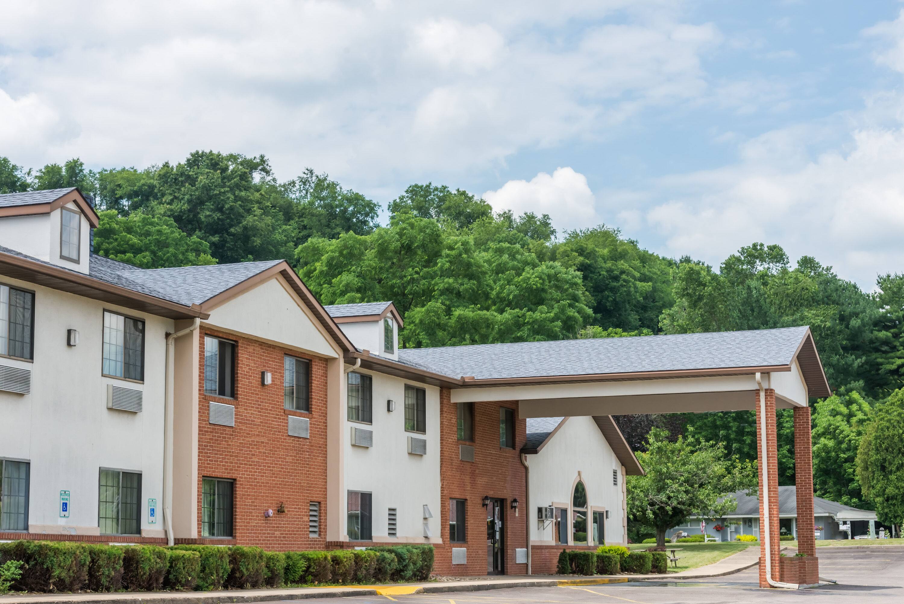 Super 8 by Wyndham Coshocton Roscoe Village Coshocton, OH Hotels