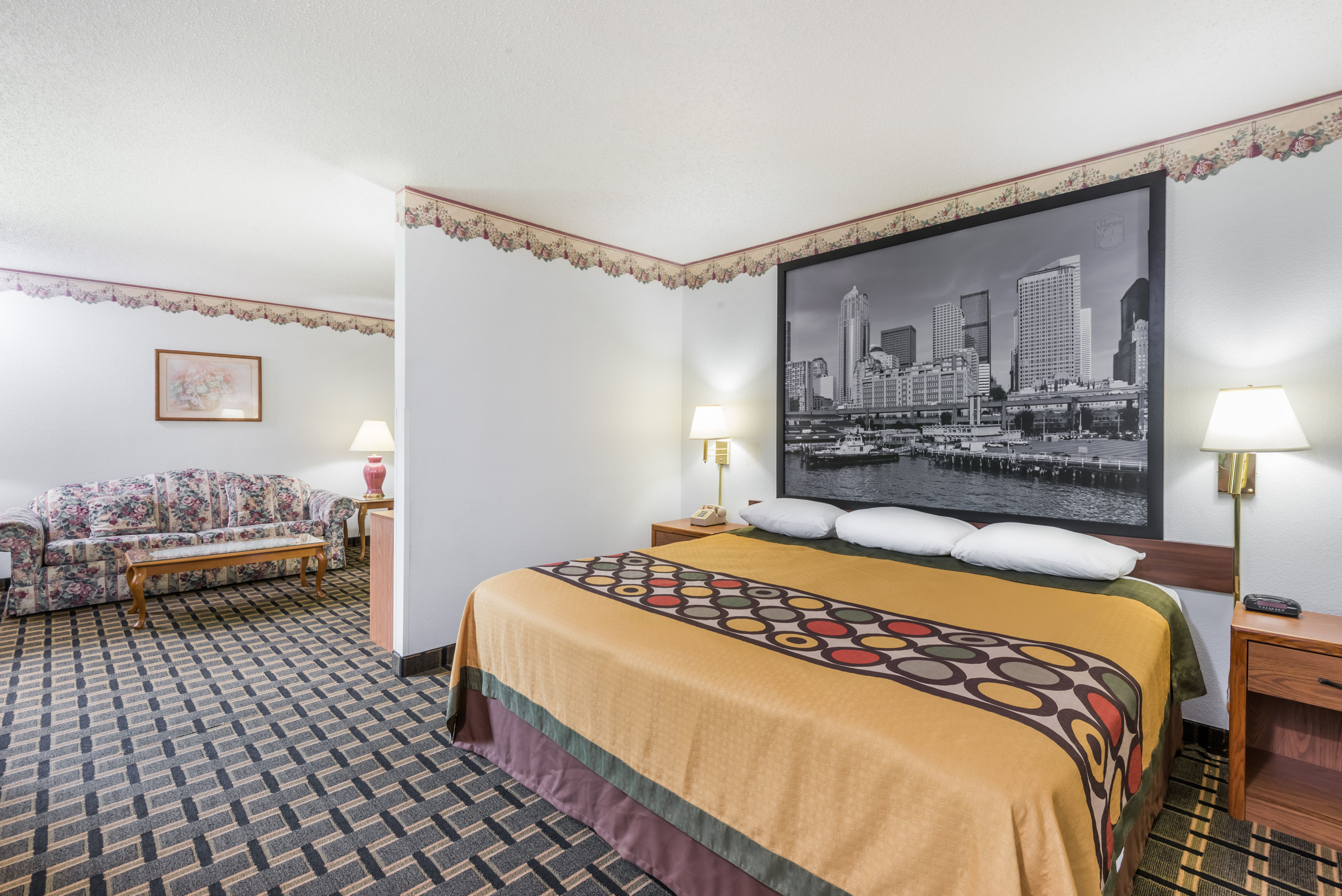 Super 8 by Wyndham Coshocton Roscoe Village suite in Coshocton, Ohio