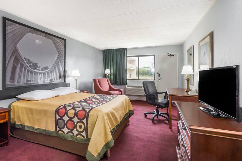 Super 8 Elyria Hotels Oh 44035 Guest Room At The Super 8 Elyria In Ohio