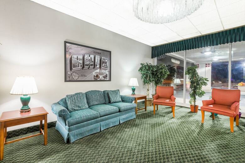 Super 8 Elyria hotel lobby in Elyria, Ohio