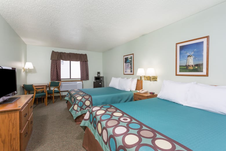 Super 8 By Wyndham Gallipolis Pt Pleasant Area Hotels Guest Room At The Super 8 By Wyndham Gallipolis Pt Pleasant Area In Ohio