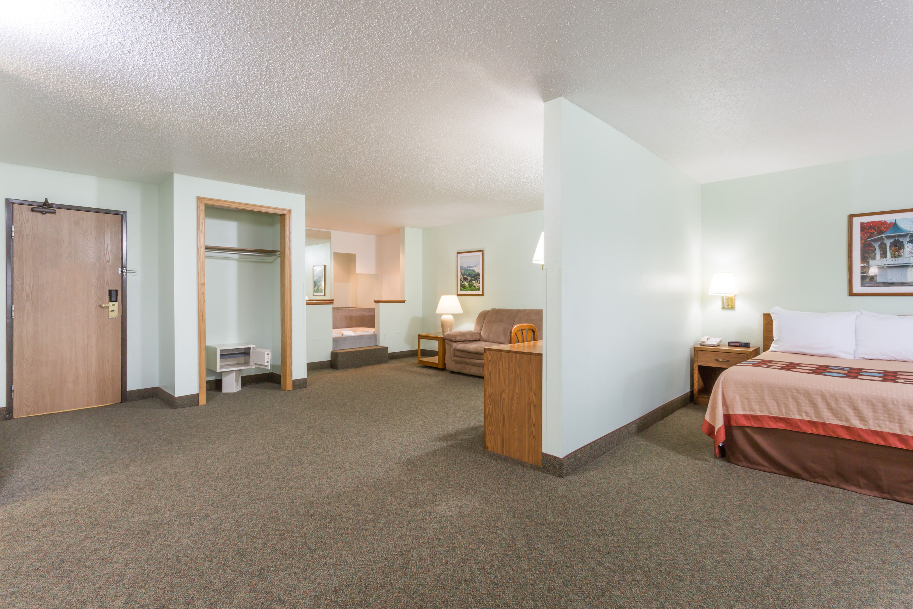 Super 8 by Wyndham Gallipolis Pt Pleasant Area suite in Gallipolis, Ohio