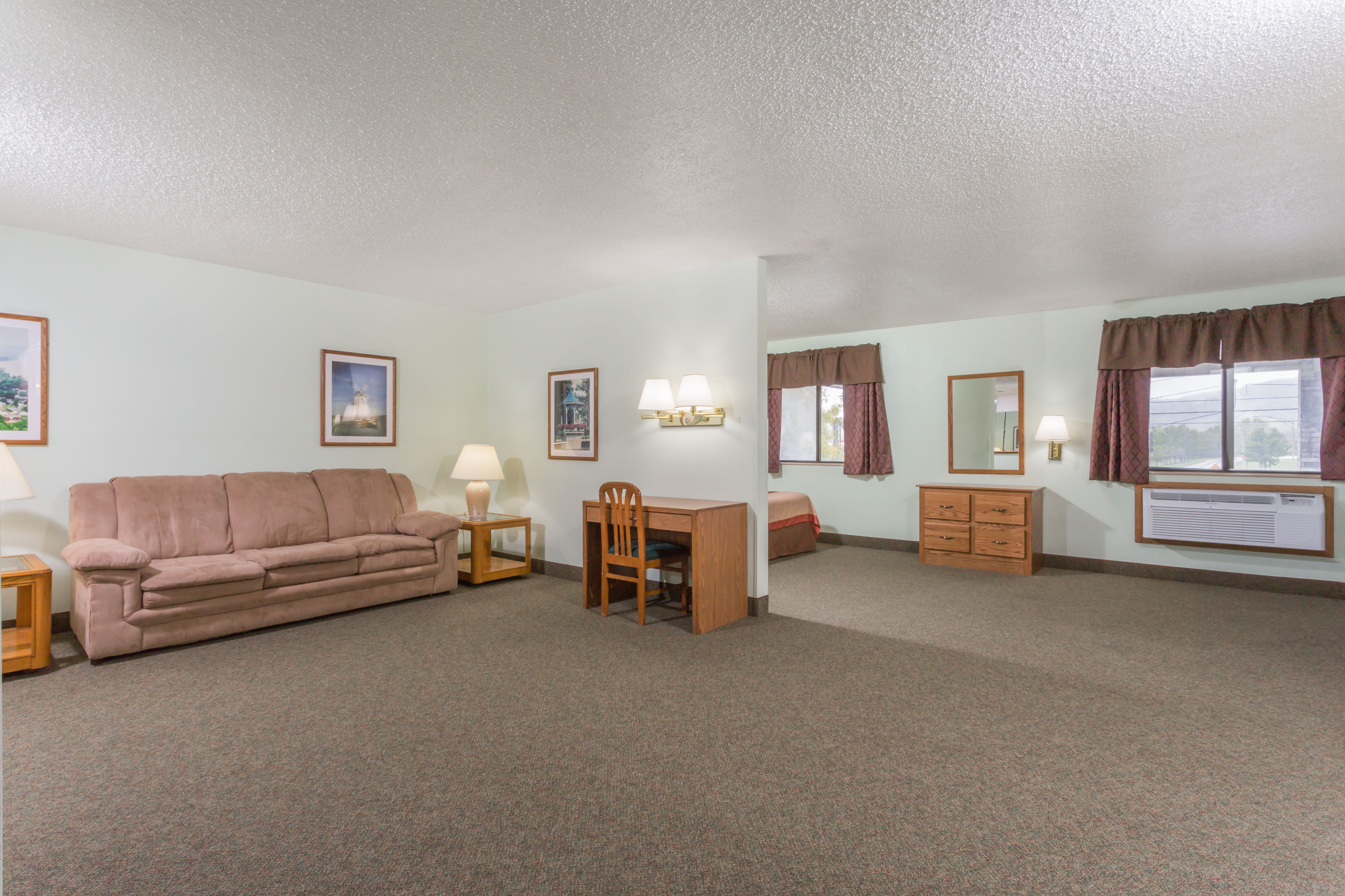 Super 8 by Wyndham Gallipolis Pt Pleasant Area suite in Gallipolis, Ohio