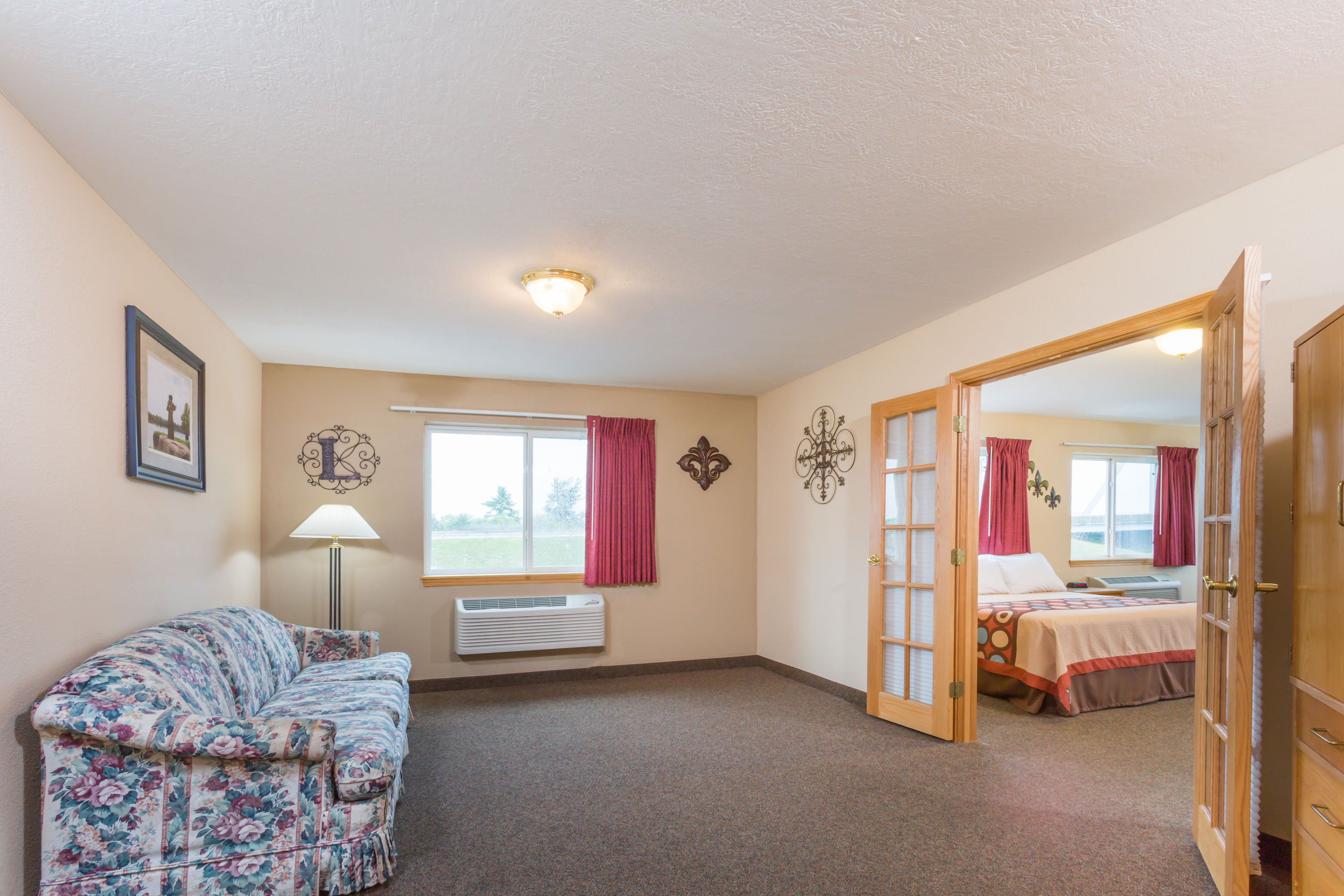 Super 8 by Wyndham Gallipolis Pt Pleasant Area suite in Gallipolis, Ohio