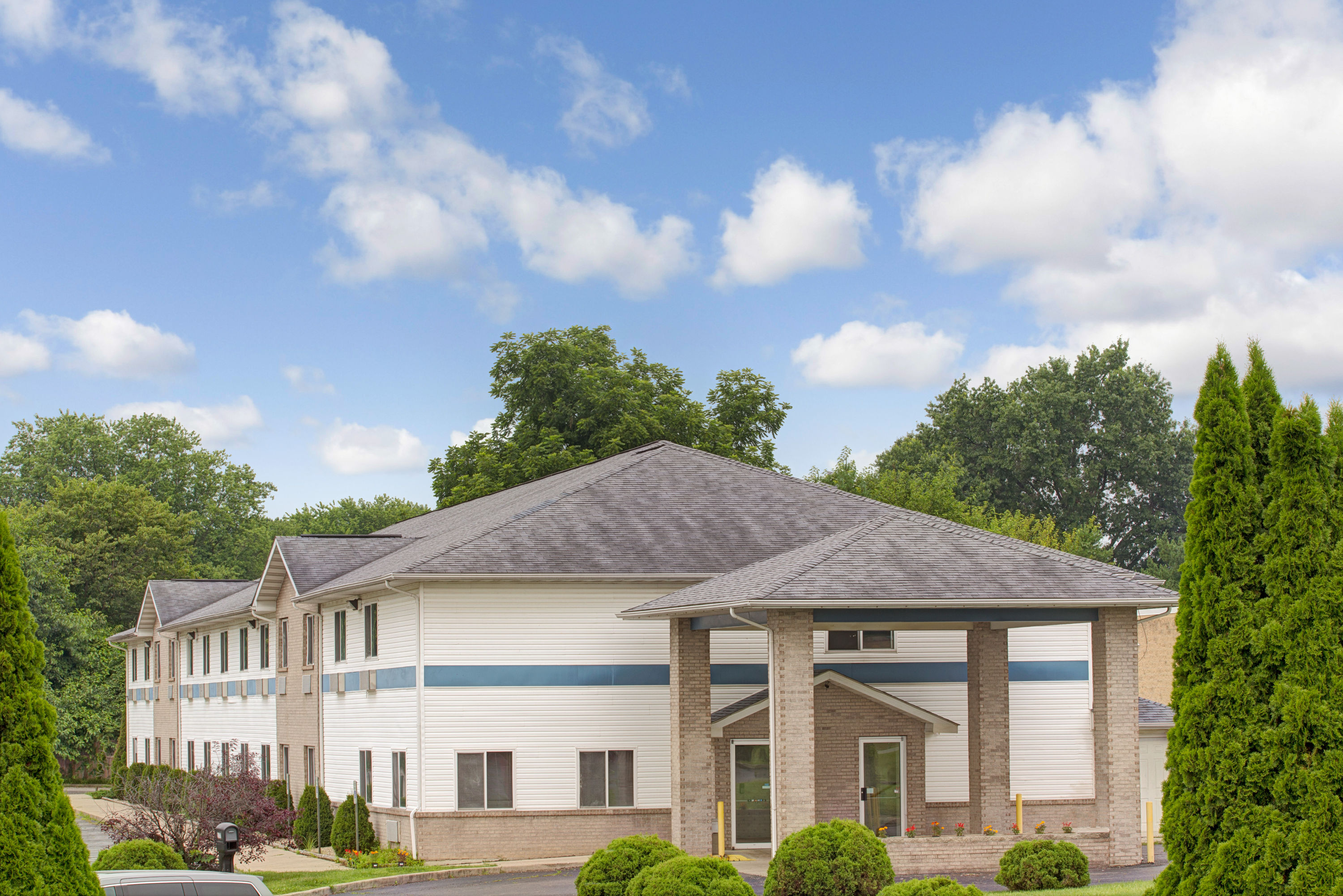 Exterior of Super 8 by Wyndham Heath/Newark hotel in Heath, Ohio