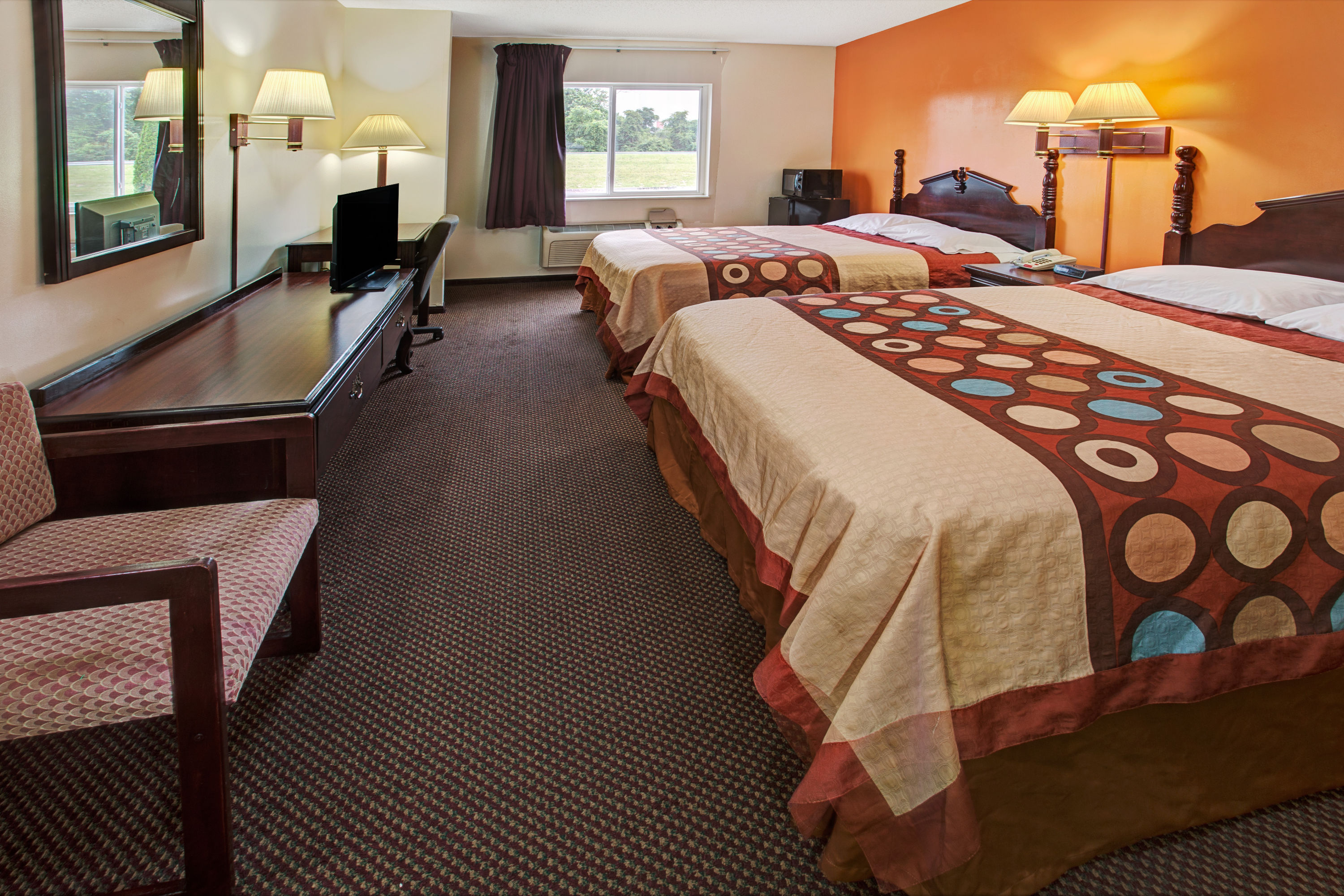 Guest room at the Super 8 by Wyndham Heath/Newark in Heath, Ohio