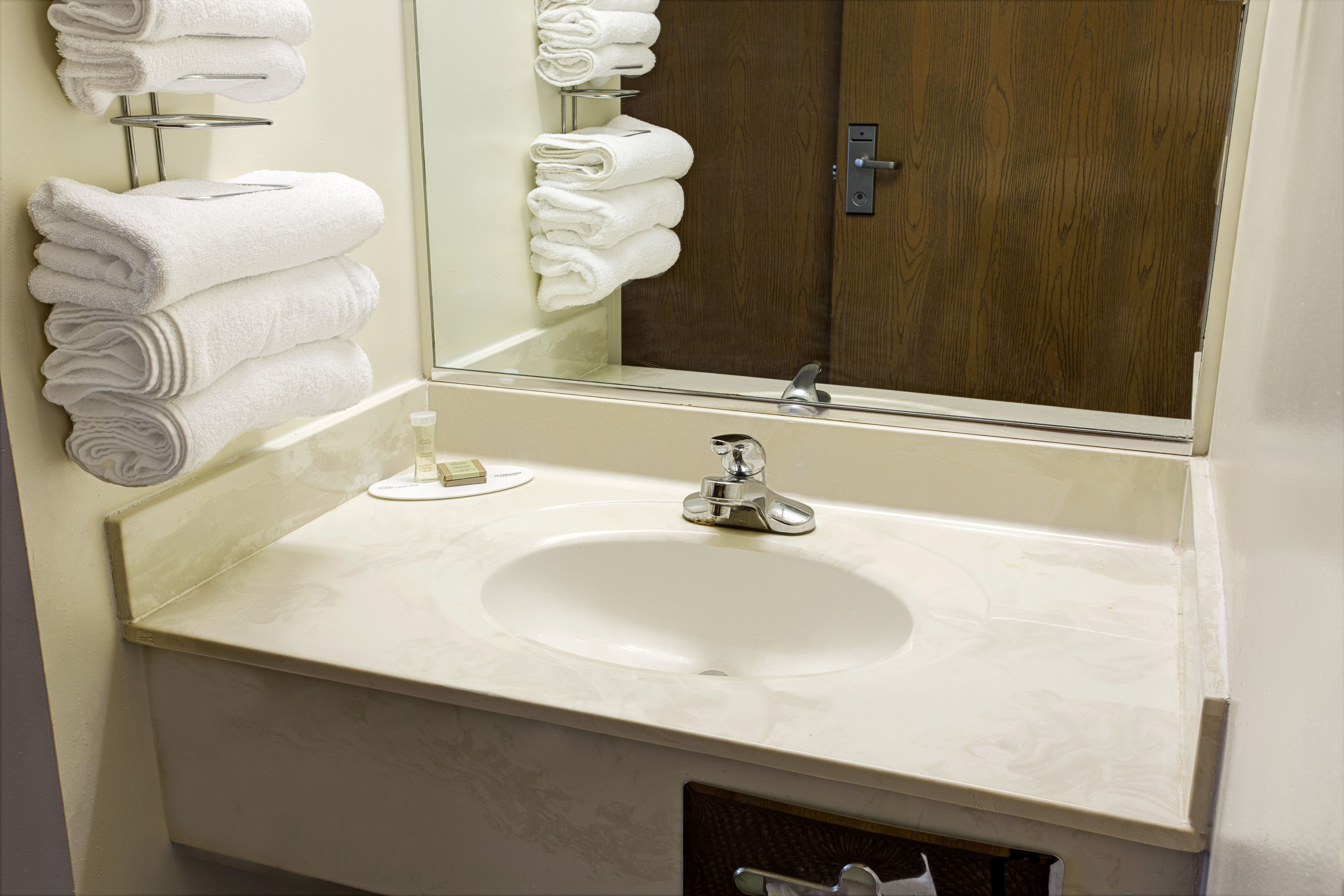 Guest room at the Super 8 by Wyndham Heath/Newark in Heath, Ohio