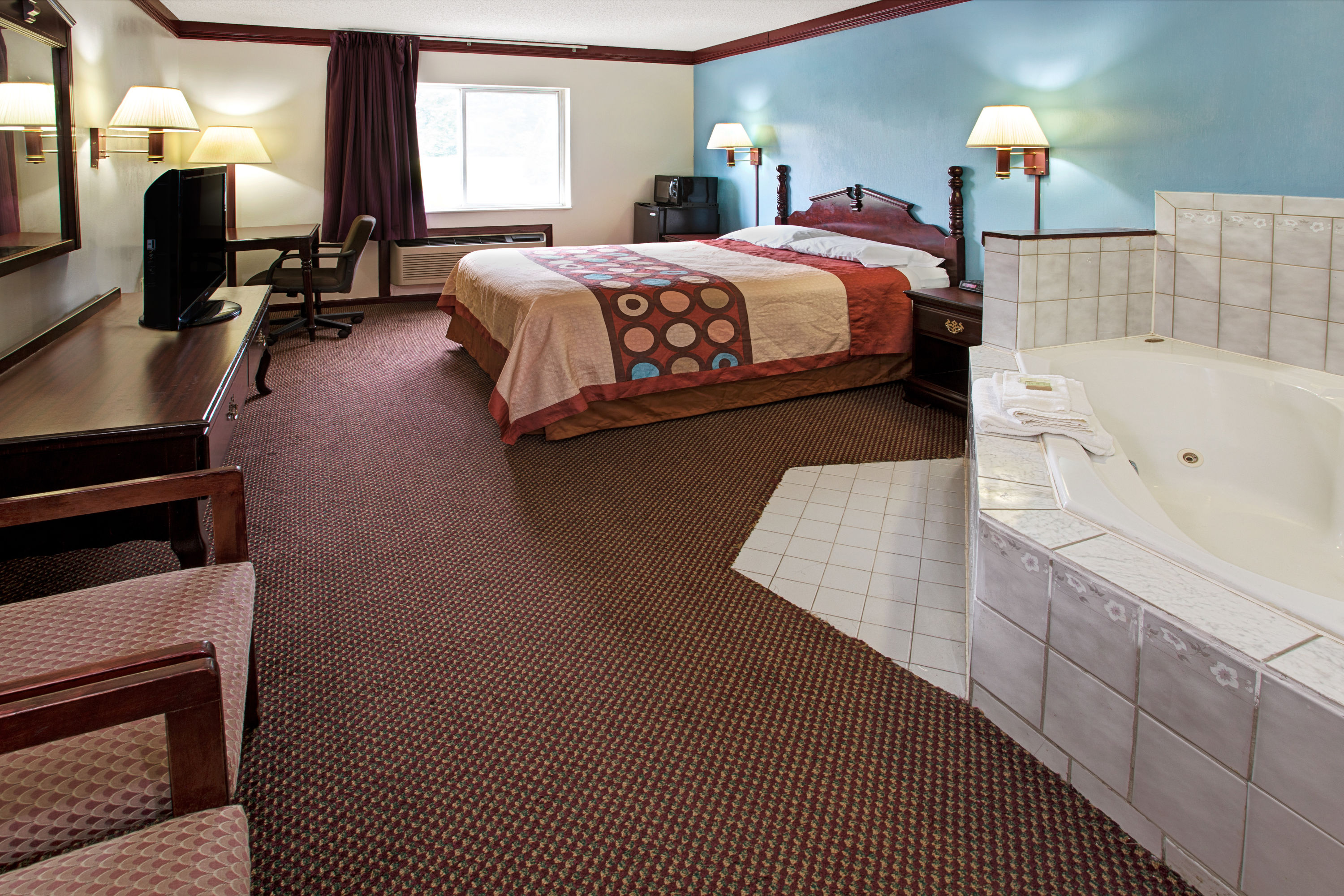 Super 8 by Wyndham Heath/Newark suite in Heath, Ohio