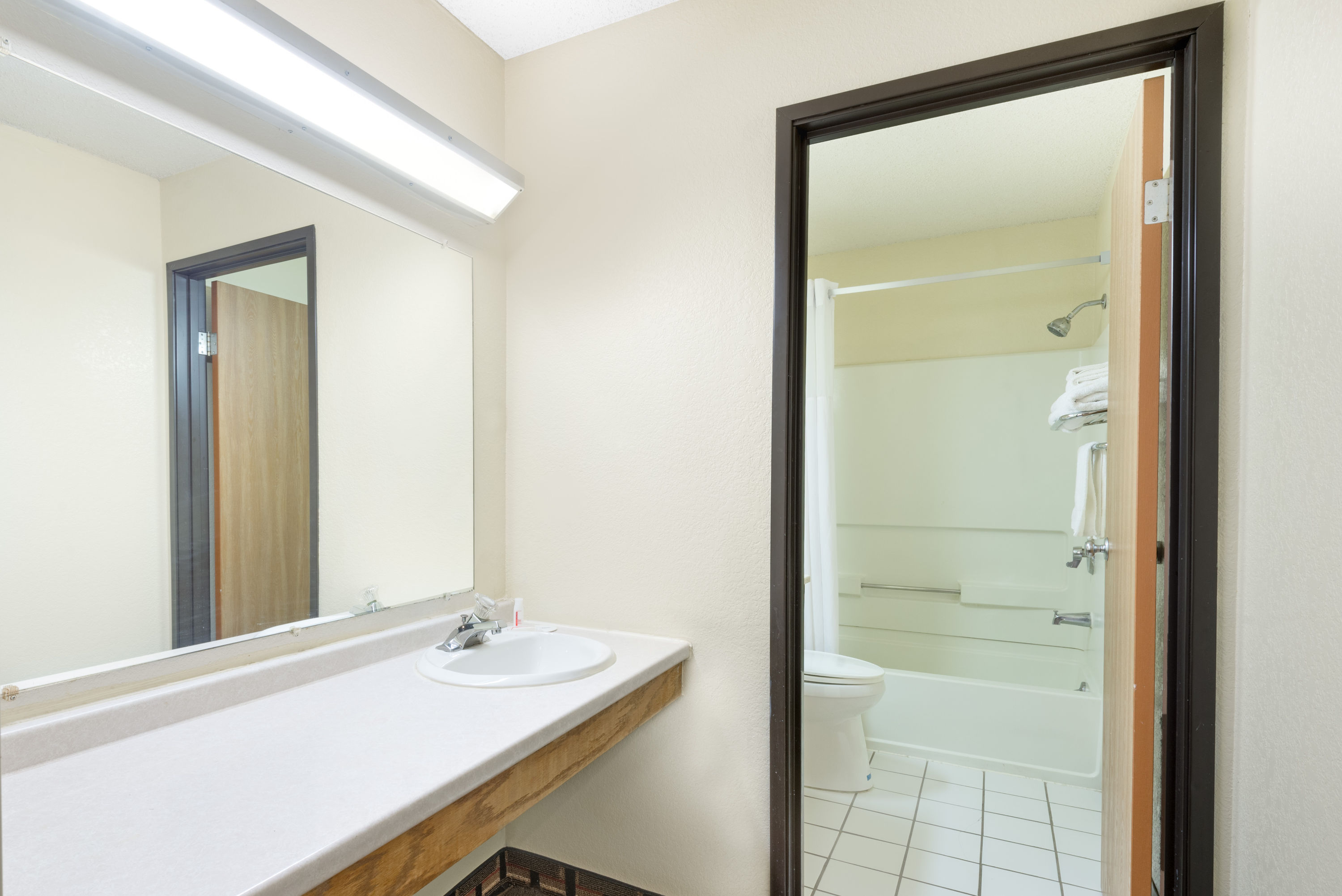 Guest room bath at the Super 8 by Wyndham Kent/Akron Area in Kent, Ohio