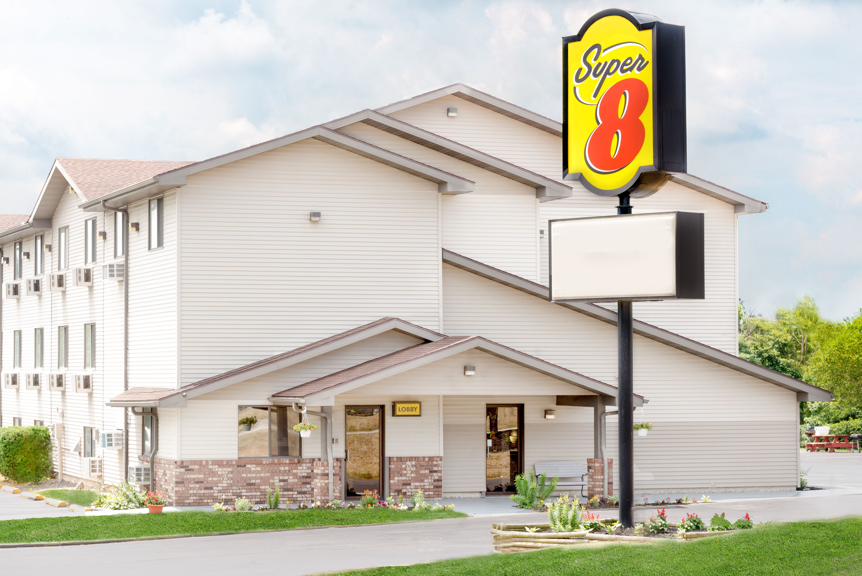 Super 8 By Wyndham Kent Akron Area Kent Oh Hotels