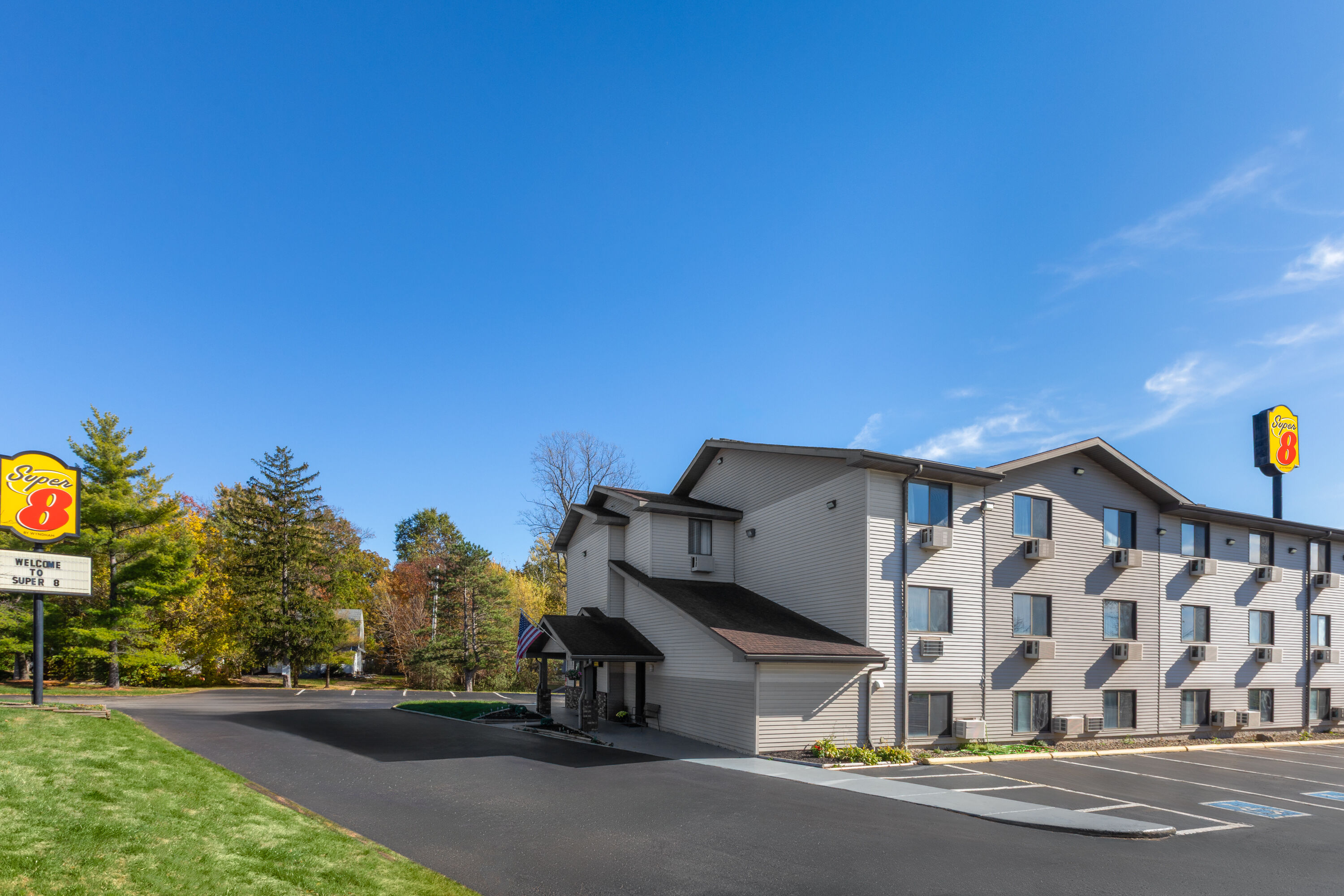 Exterior Day Image of Super 8 by Wyndham Kent/Akron Area hotel in Kent, Ohio