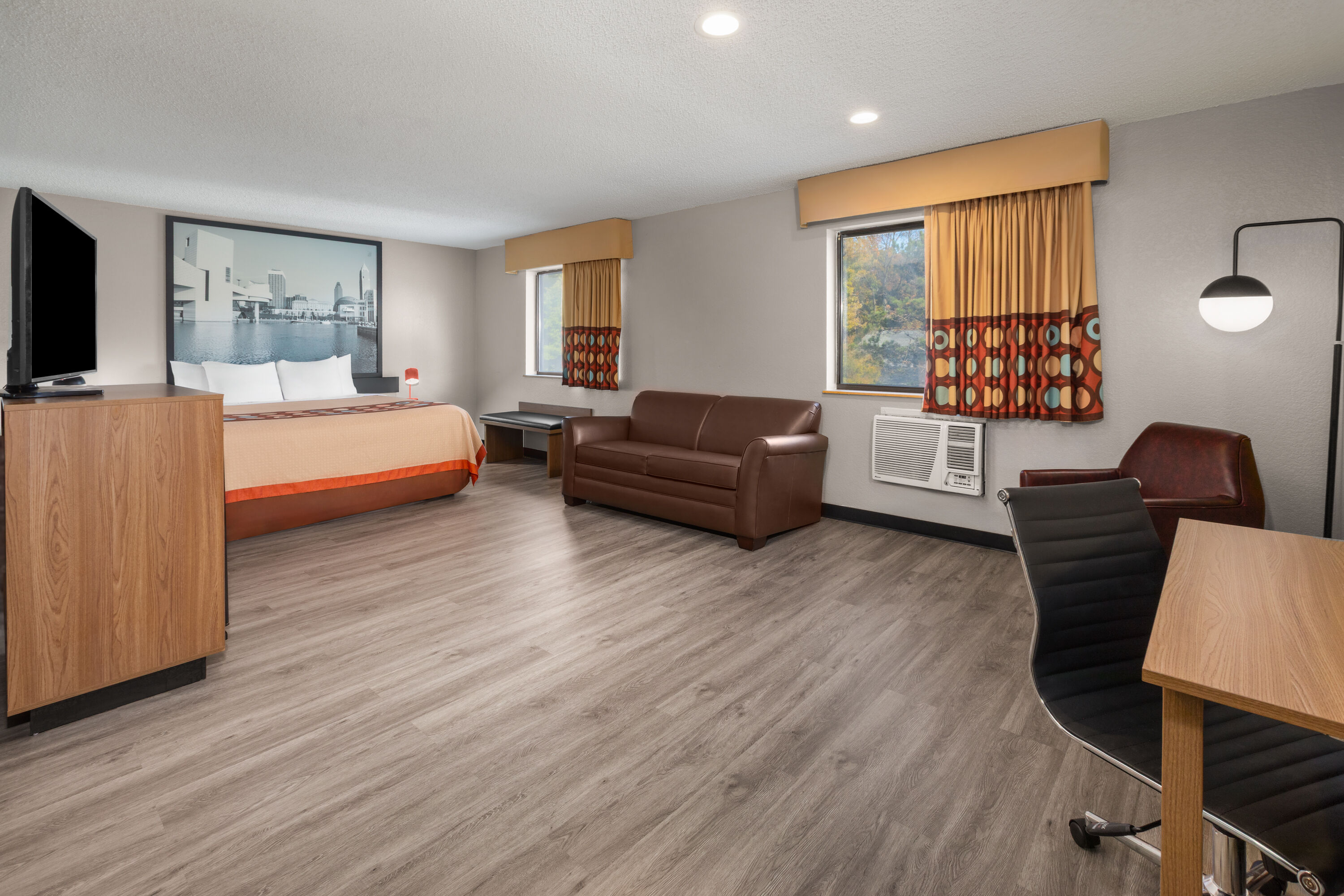 Super 8 by Wyndham Kent/Akron Area suite in Kent, Ohio