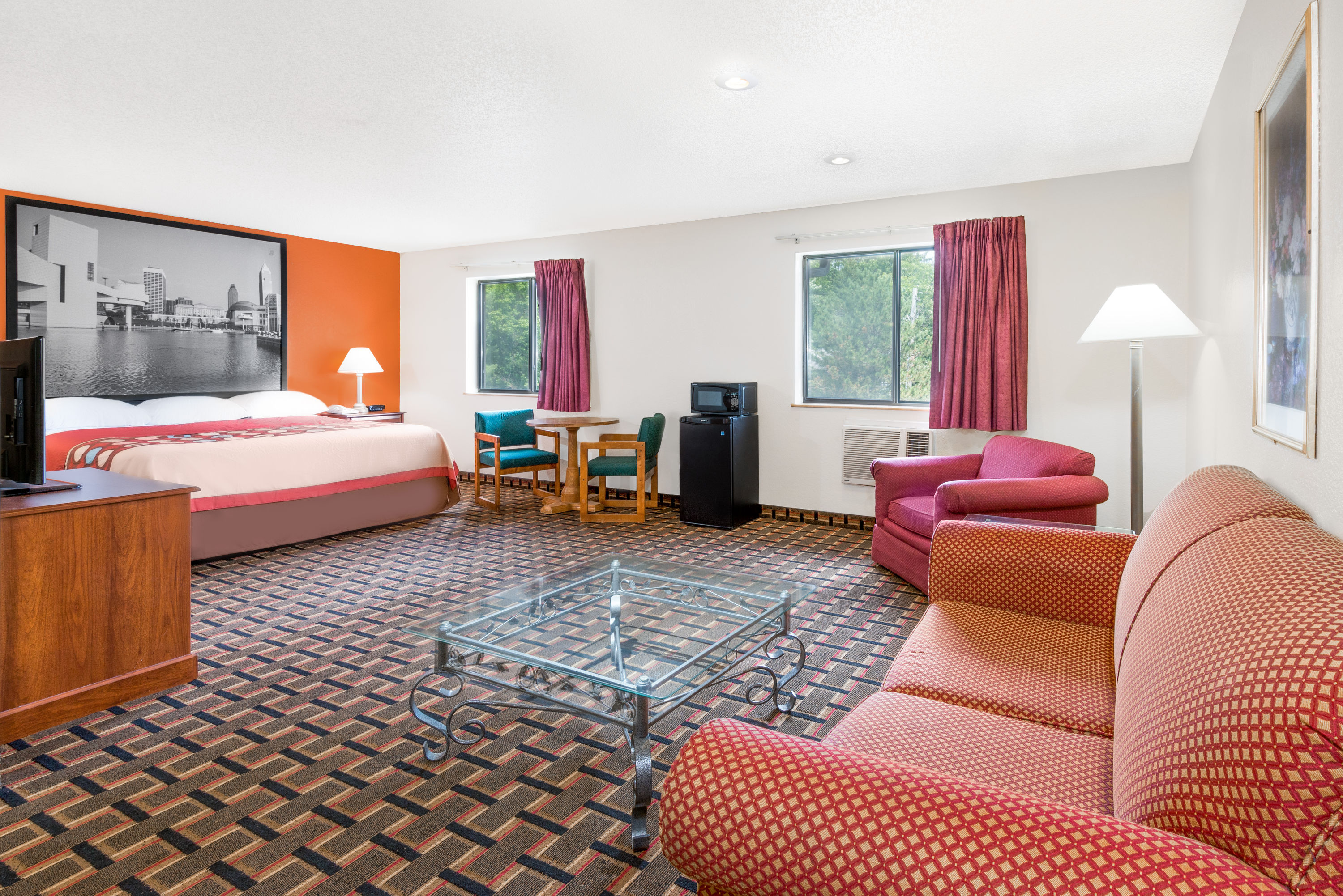 Super 8 by Wyndham Kent/Akron Area suite in Kent, Ohio