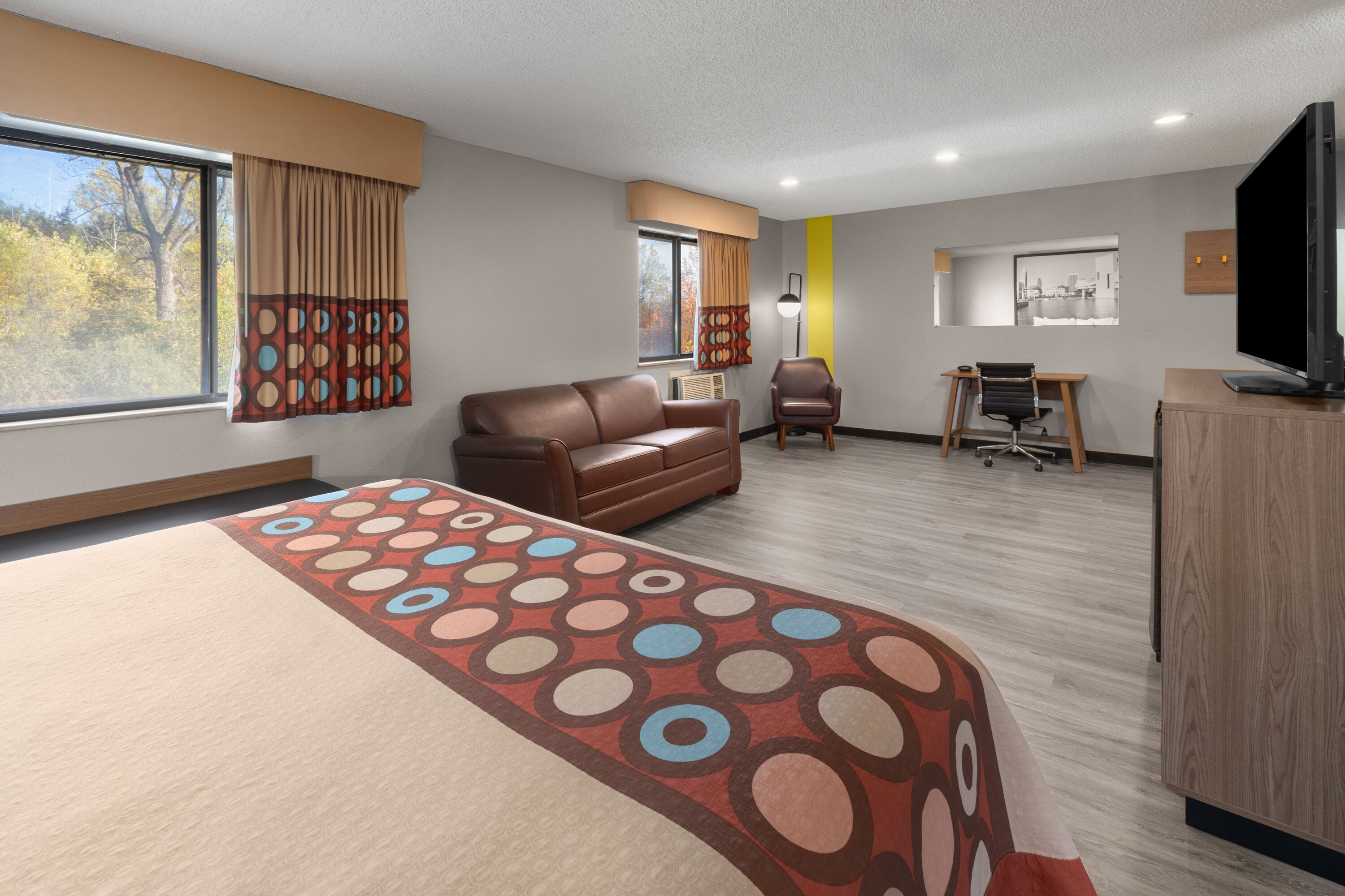 Super 8 by Wyndham Kent/Akron Area suite in Kent, Ohio