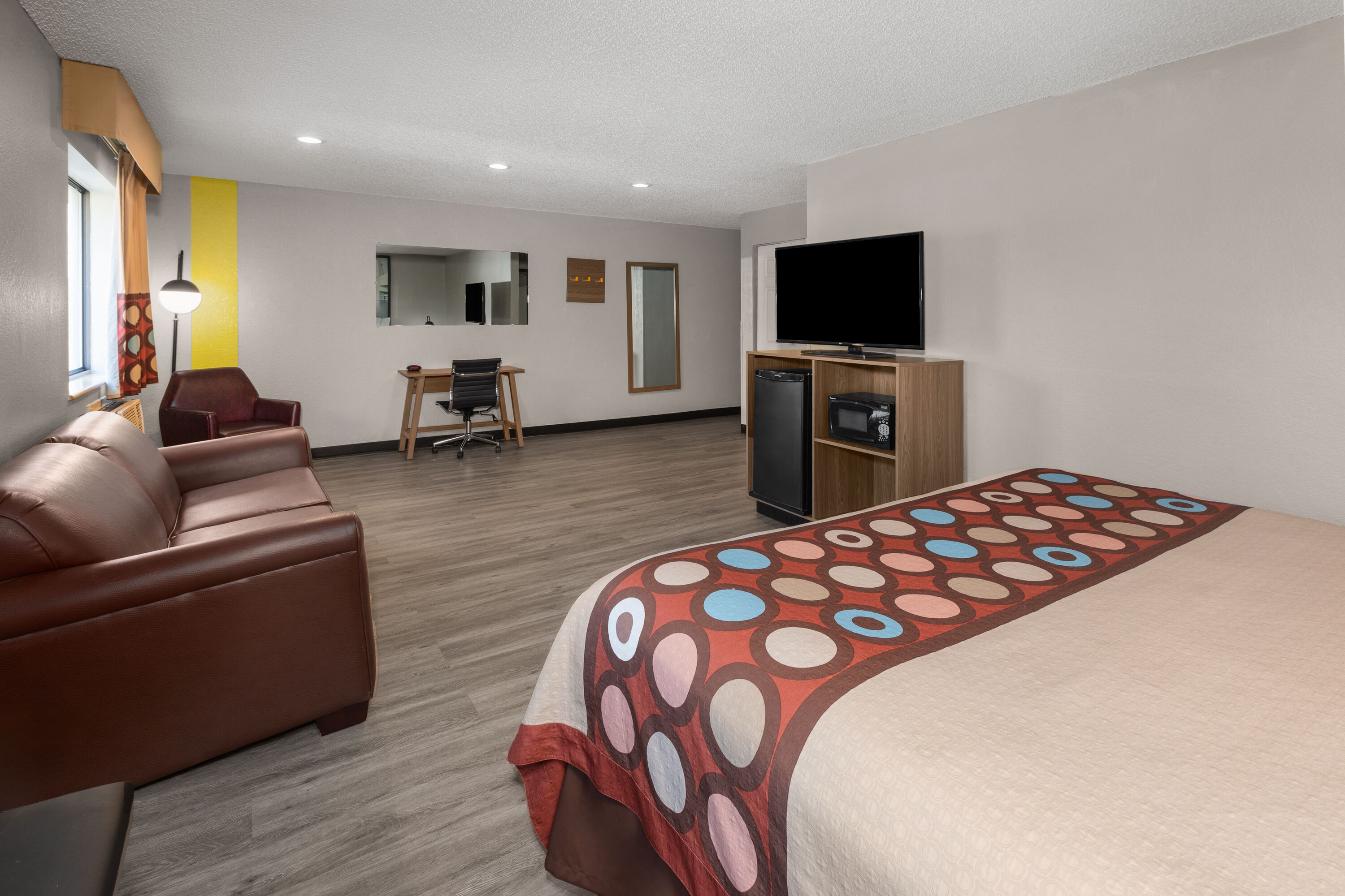 Super 8 by Wyndham Kent/Akron Area suite in Kent, Ohio