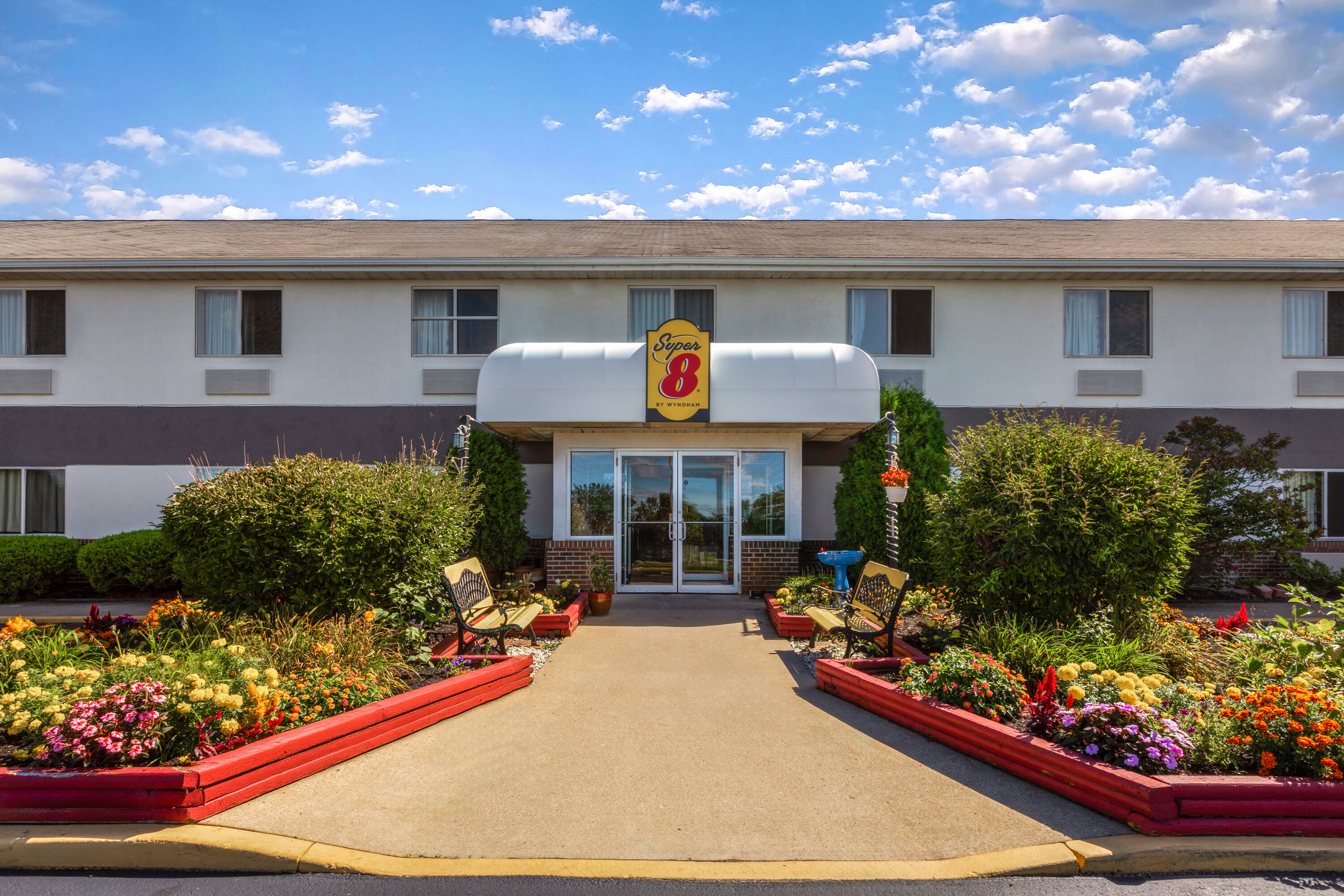 Exterior Day Image of Super 8 by Wyndham Medina hotel in Medina, Ohio