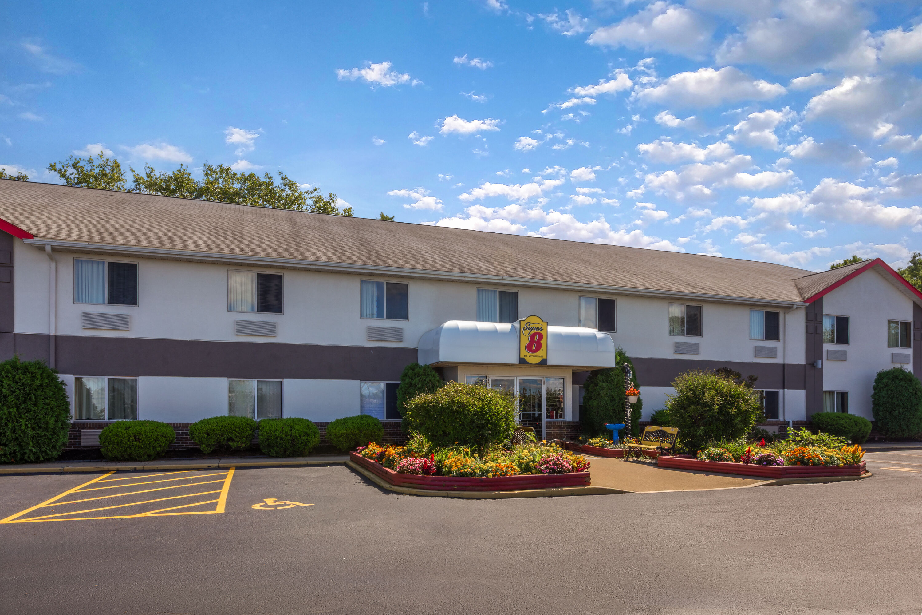 Exterior Day Image of Super 8 by Wyndham Medina hotel in Medina, Ohio