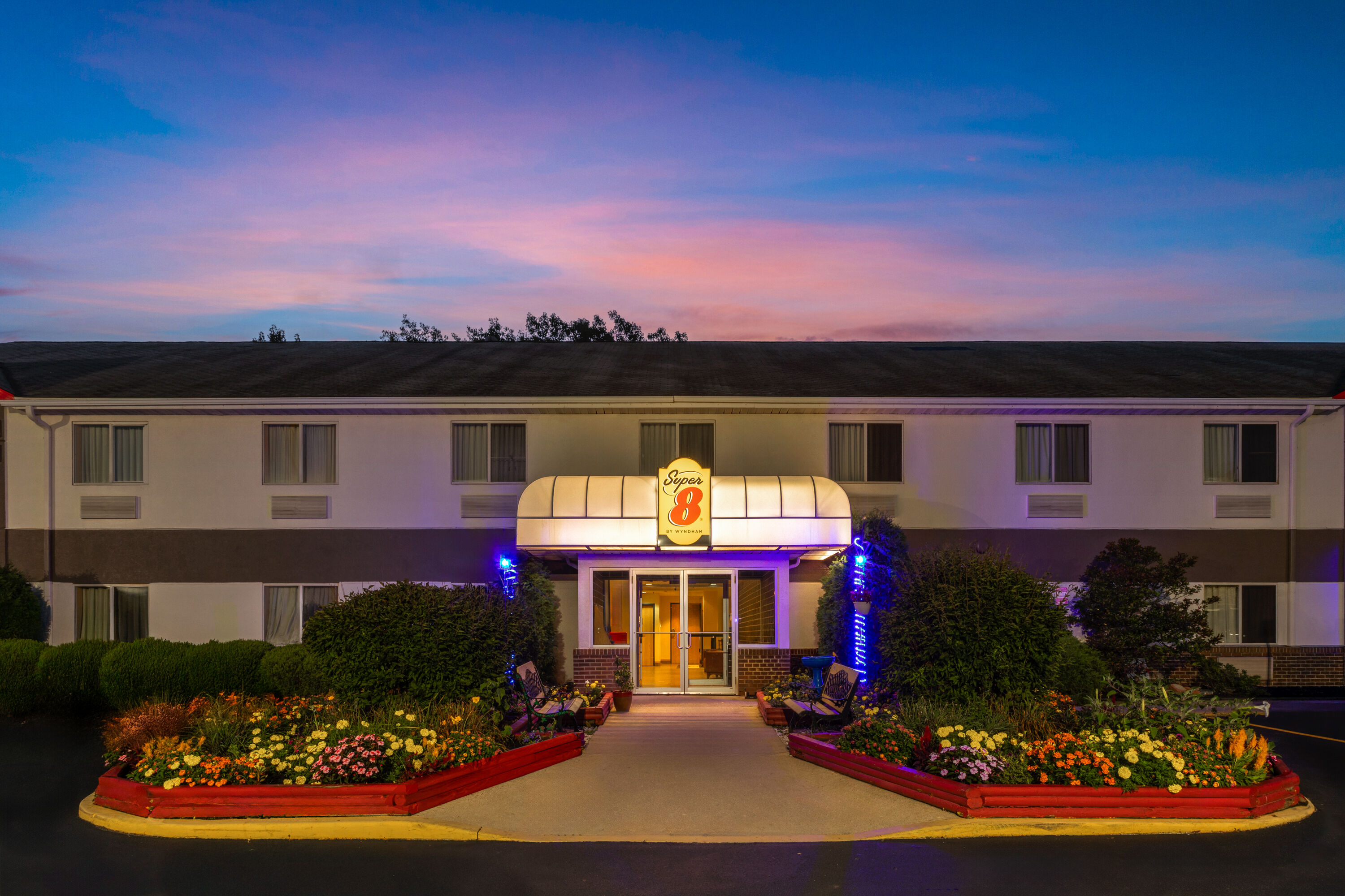 Exterior Dusk Image of Super 8 by Wyndham Medina hotel in Medina, Ohio