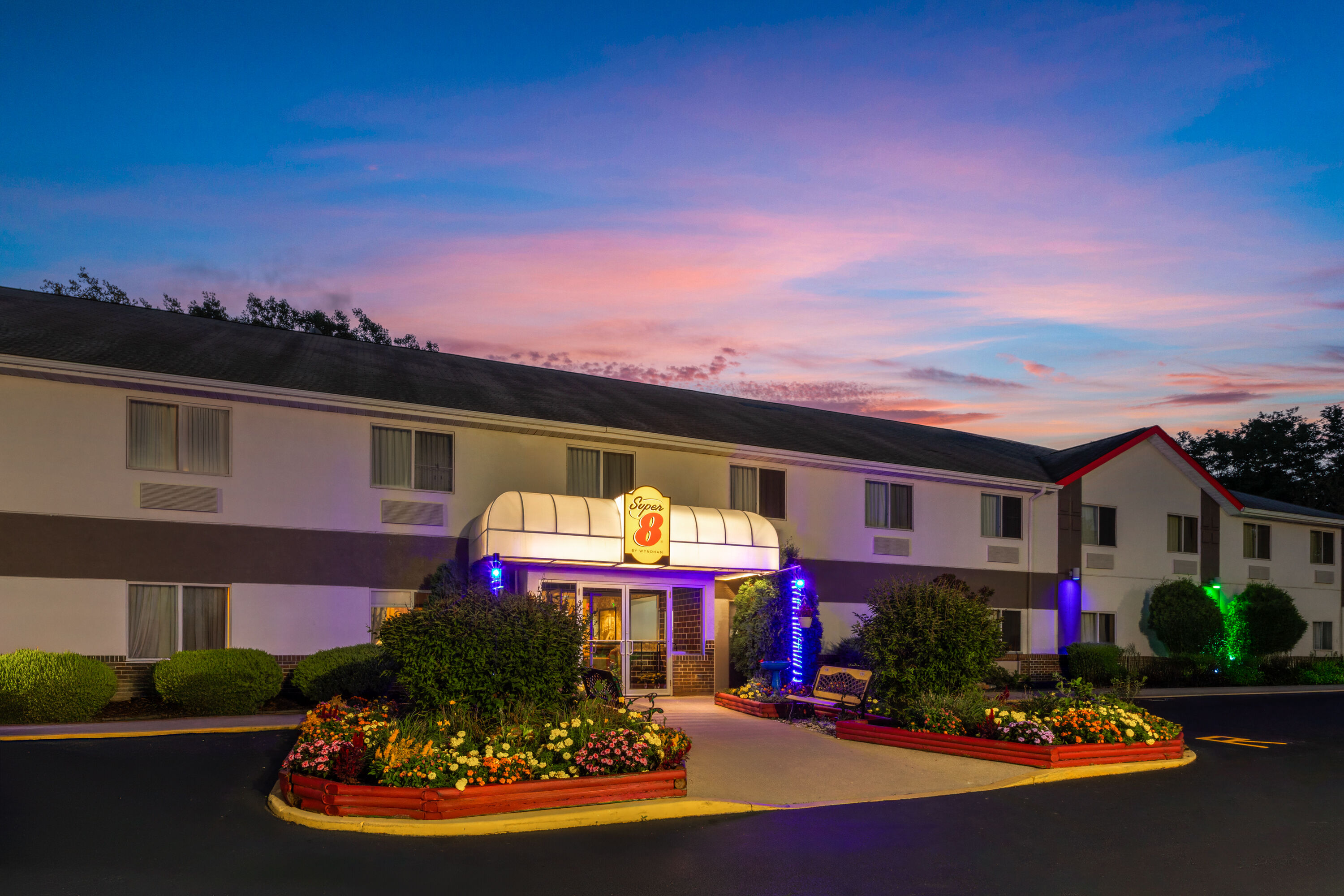 Exterior Dusk Image of Super 8 by Wyndham Medina hotel in Medina, Ohio
