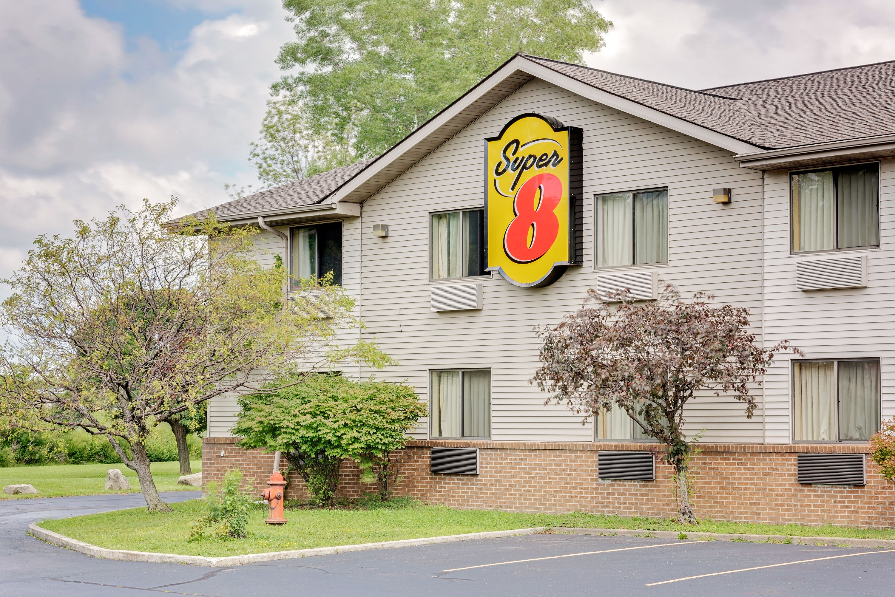 Exterior Day Image of Super 8 by Wyndham Mentor/Cleveland Area hotel in Mentor, Ohio