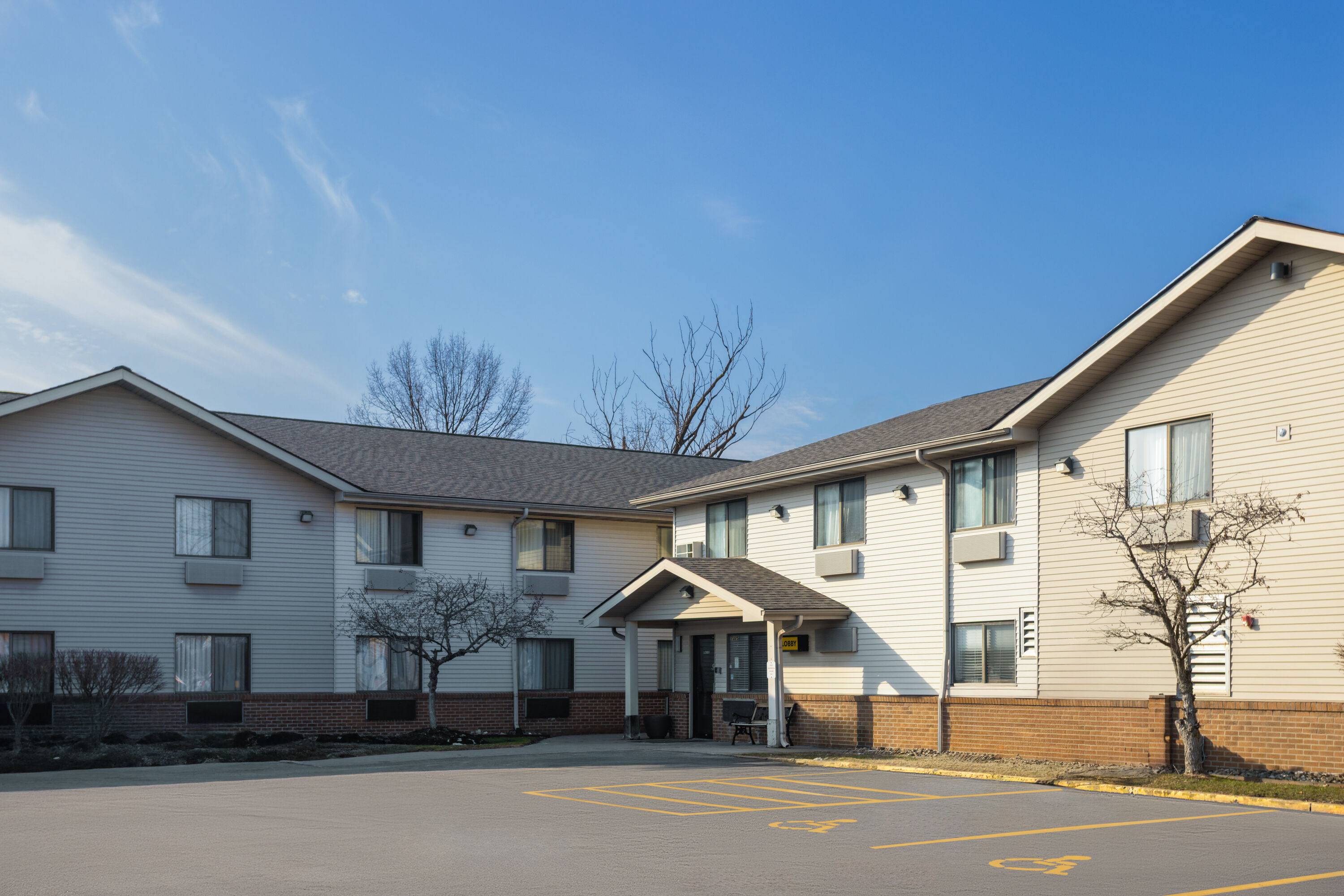 Exterior Day Image of Super 8 by Wyndham Mentor/Cleveland Area hotel in Mentor, Ohio
