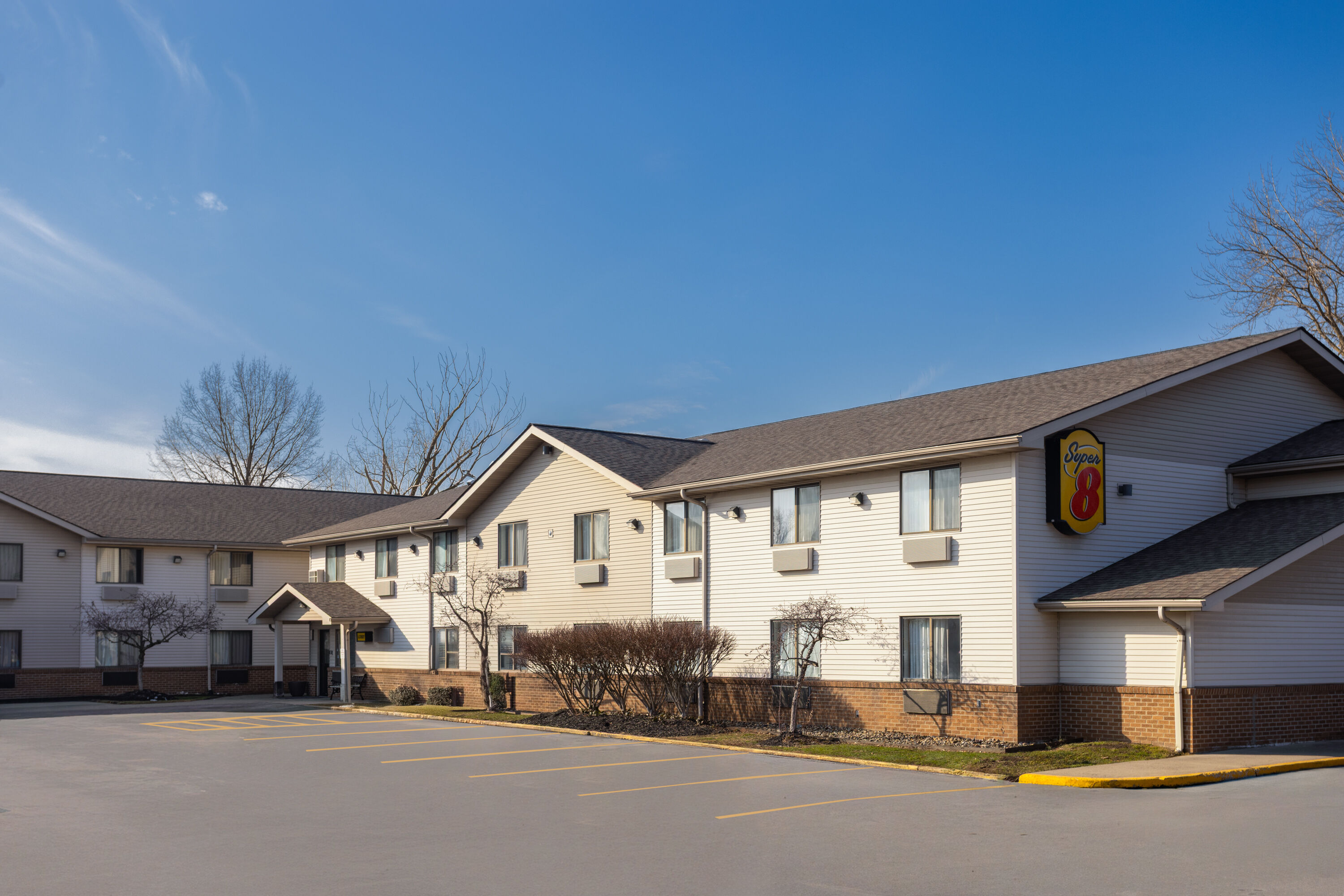 Exterior Day Image of Super 8 by Wyndham Mentor/Cleveland Area hotel in Mentor, Ohio